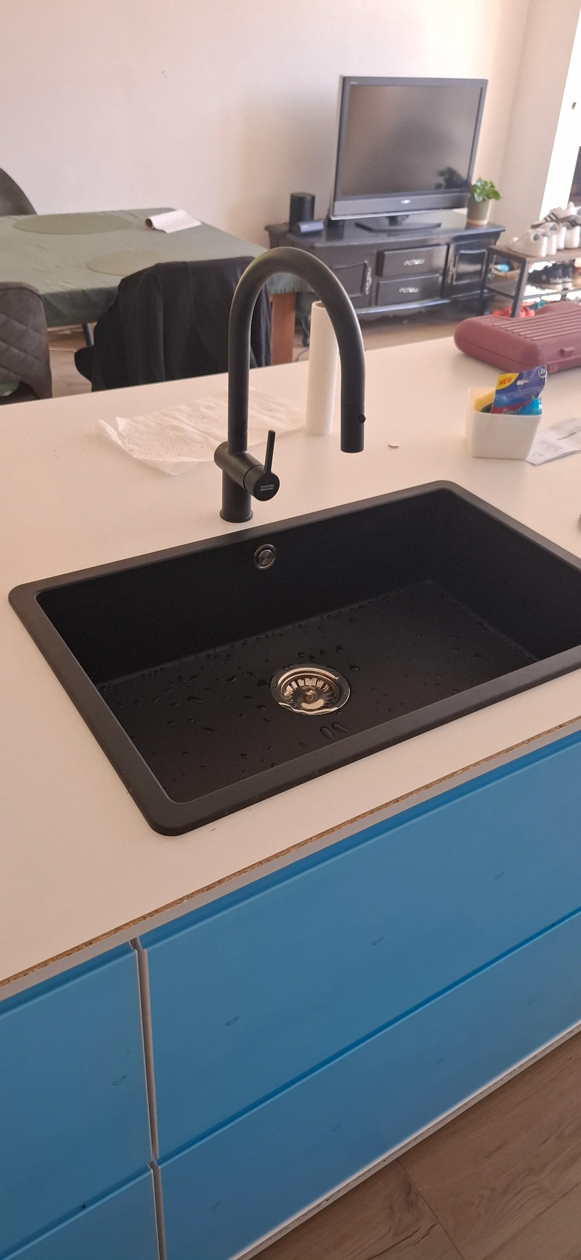 Zwarte keukenspoel met moderne bogvormige kraan