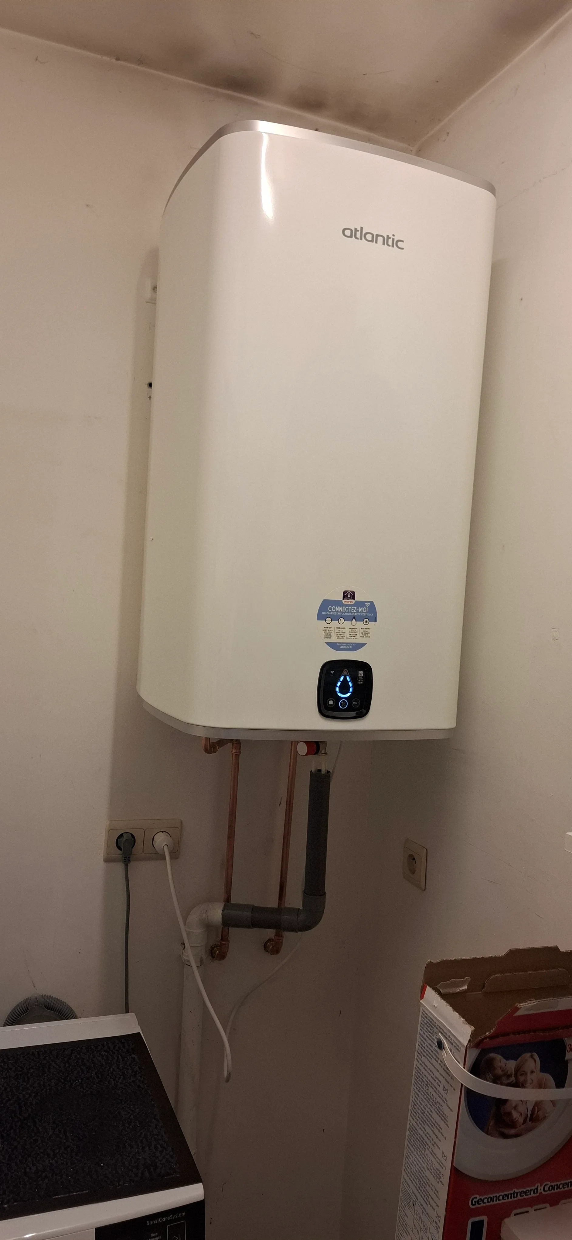 Witte elektrische warmwaterboiler installatie
