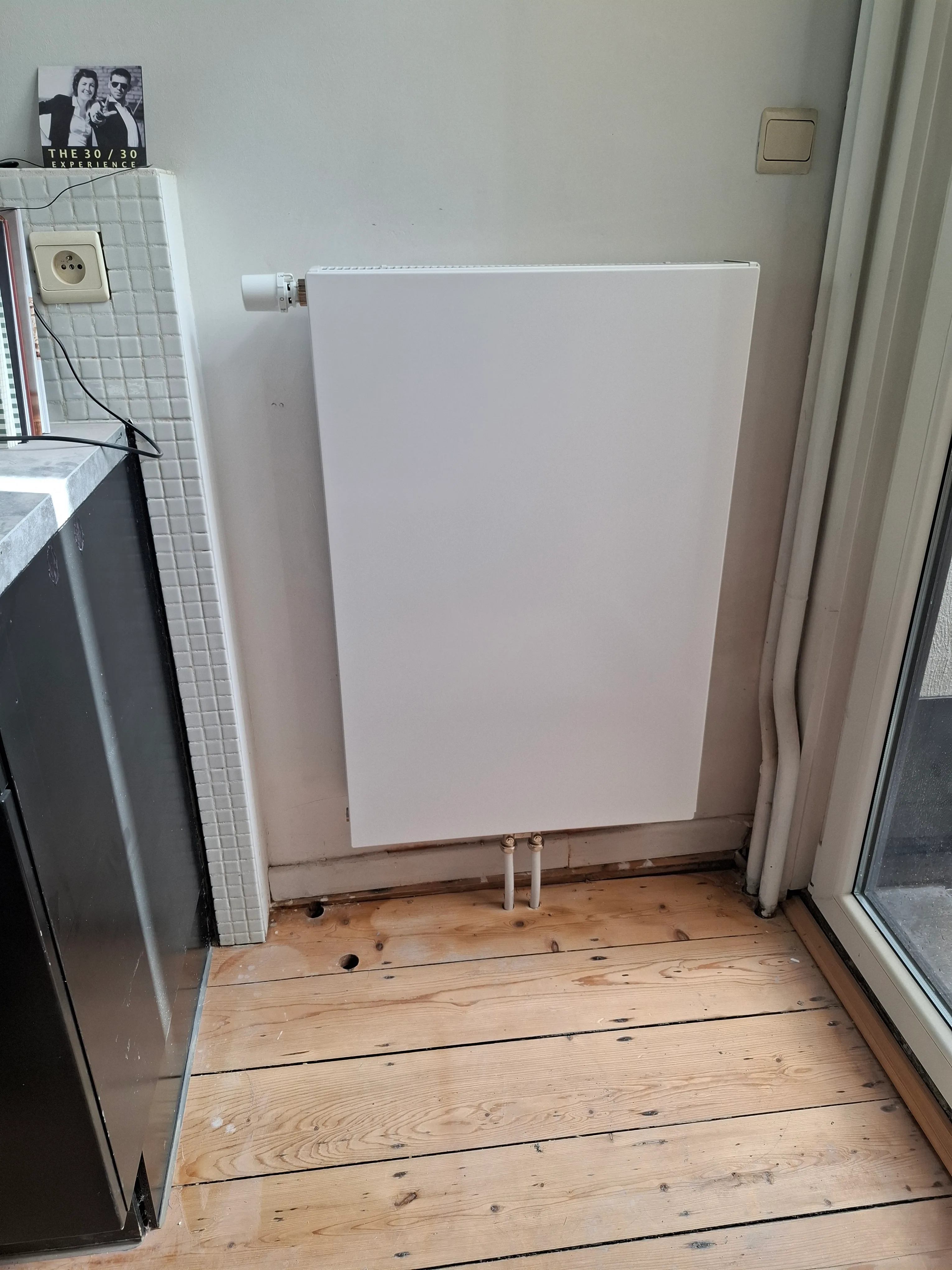 Gerenoveerde badkamer met houten vloer