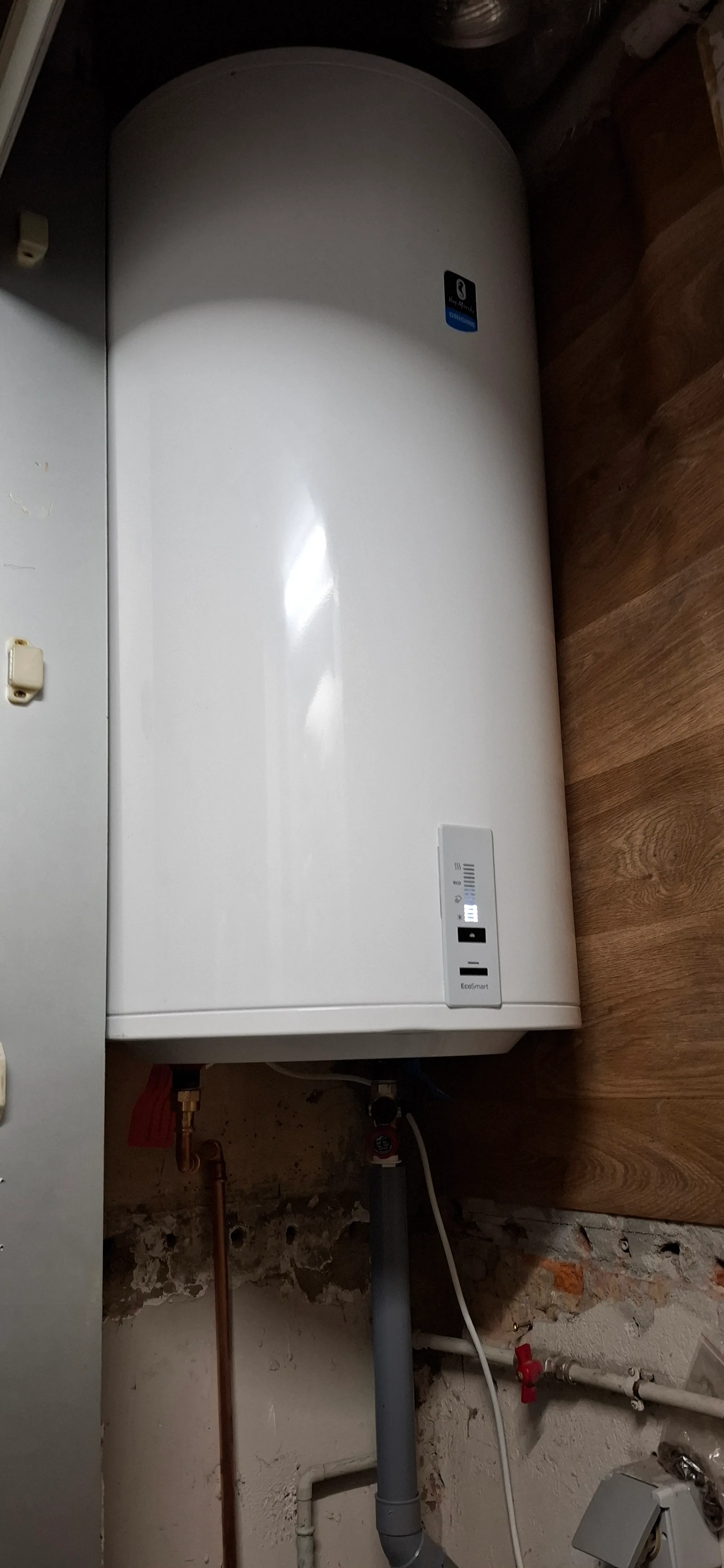 Geïnstalleerde witte warmwaterboiler wandmontage