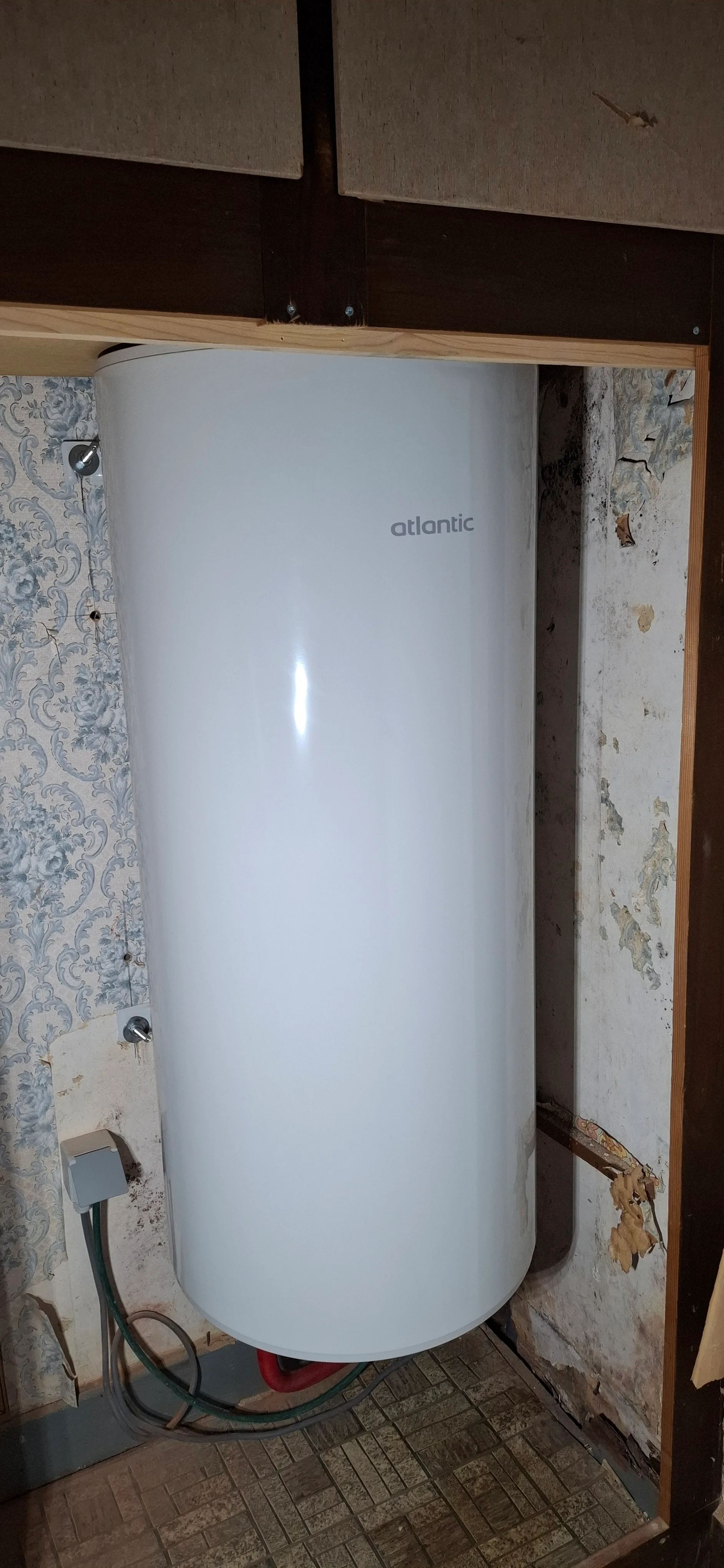Warmwateropslag in kastruimte geïnstalleerd