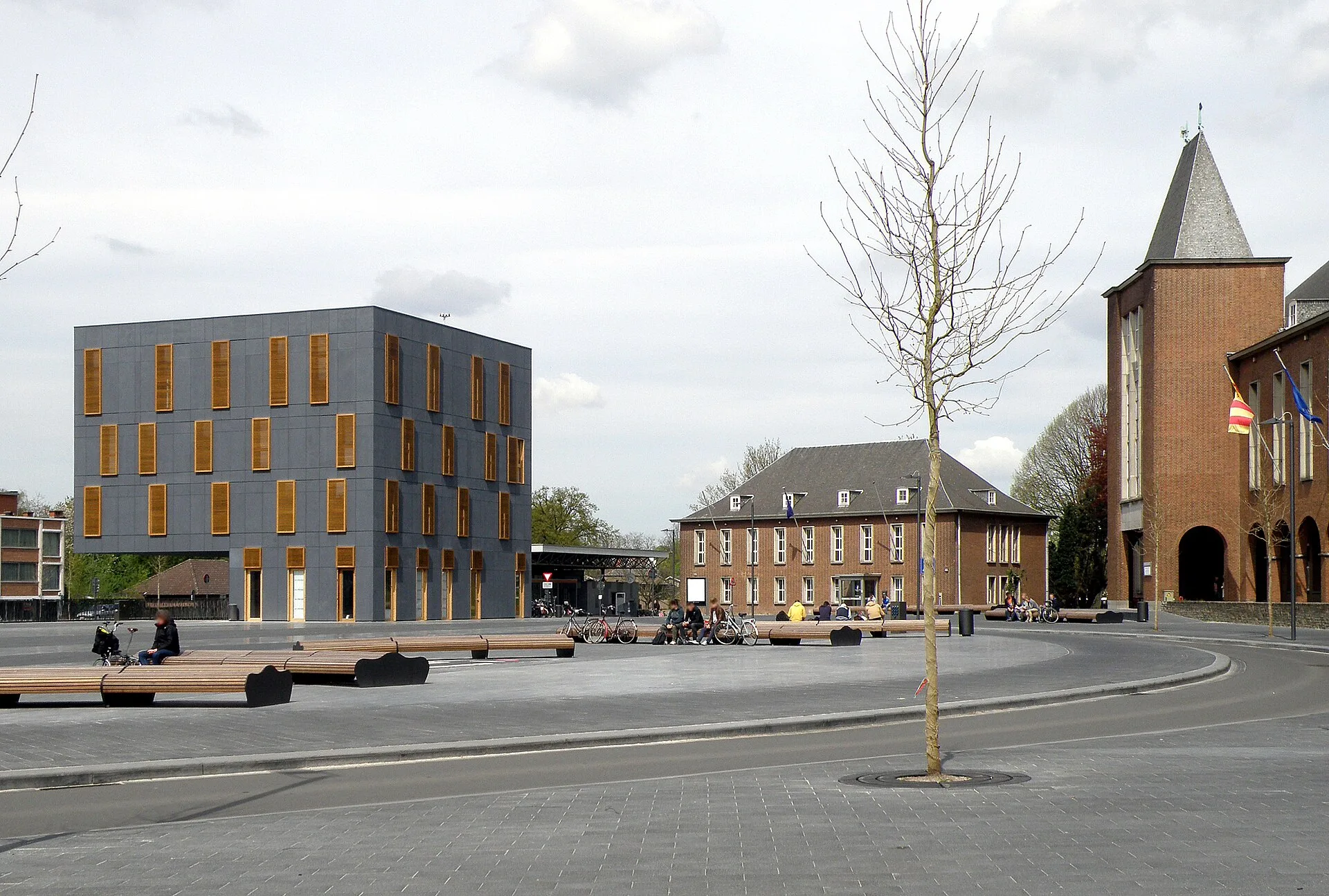 Mortsel - Mortsel bij Antwerpen. Het heraangelegde Stadsplein, april 2013.
