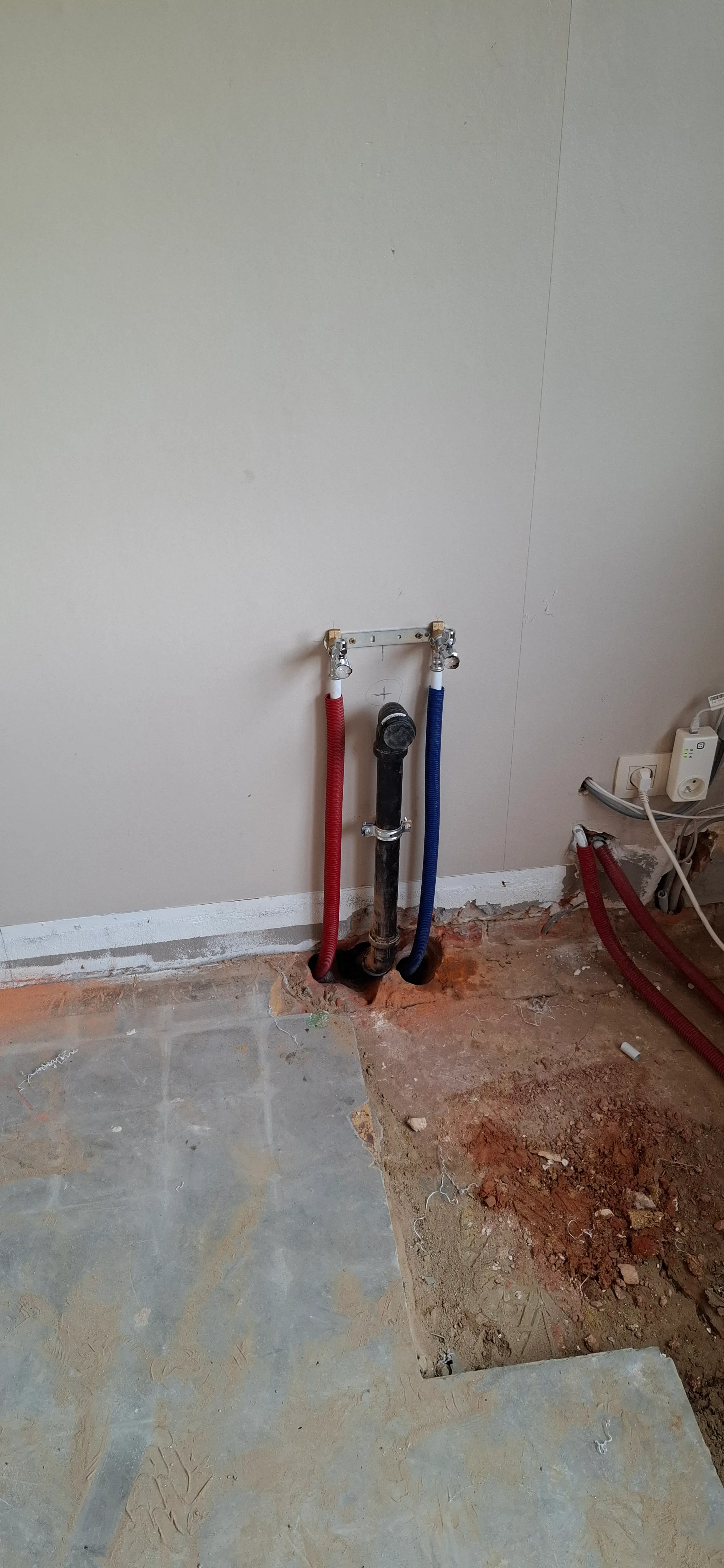 Installatie van leidingen met wateraansluitingen voor centrale verwarming