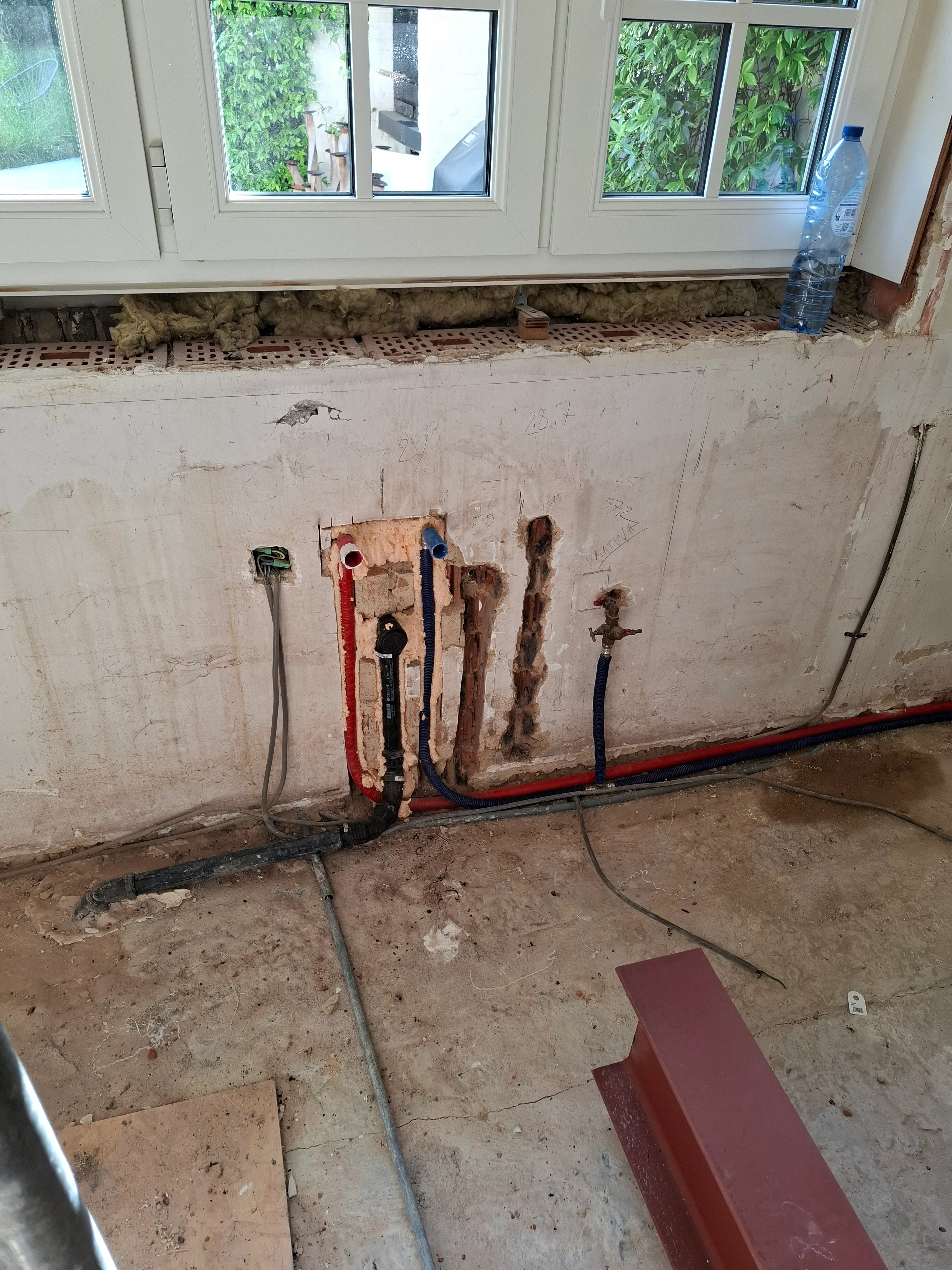 Installatie van waterleidingen en verwarmingsleidingen in een technische ruimte