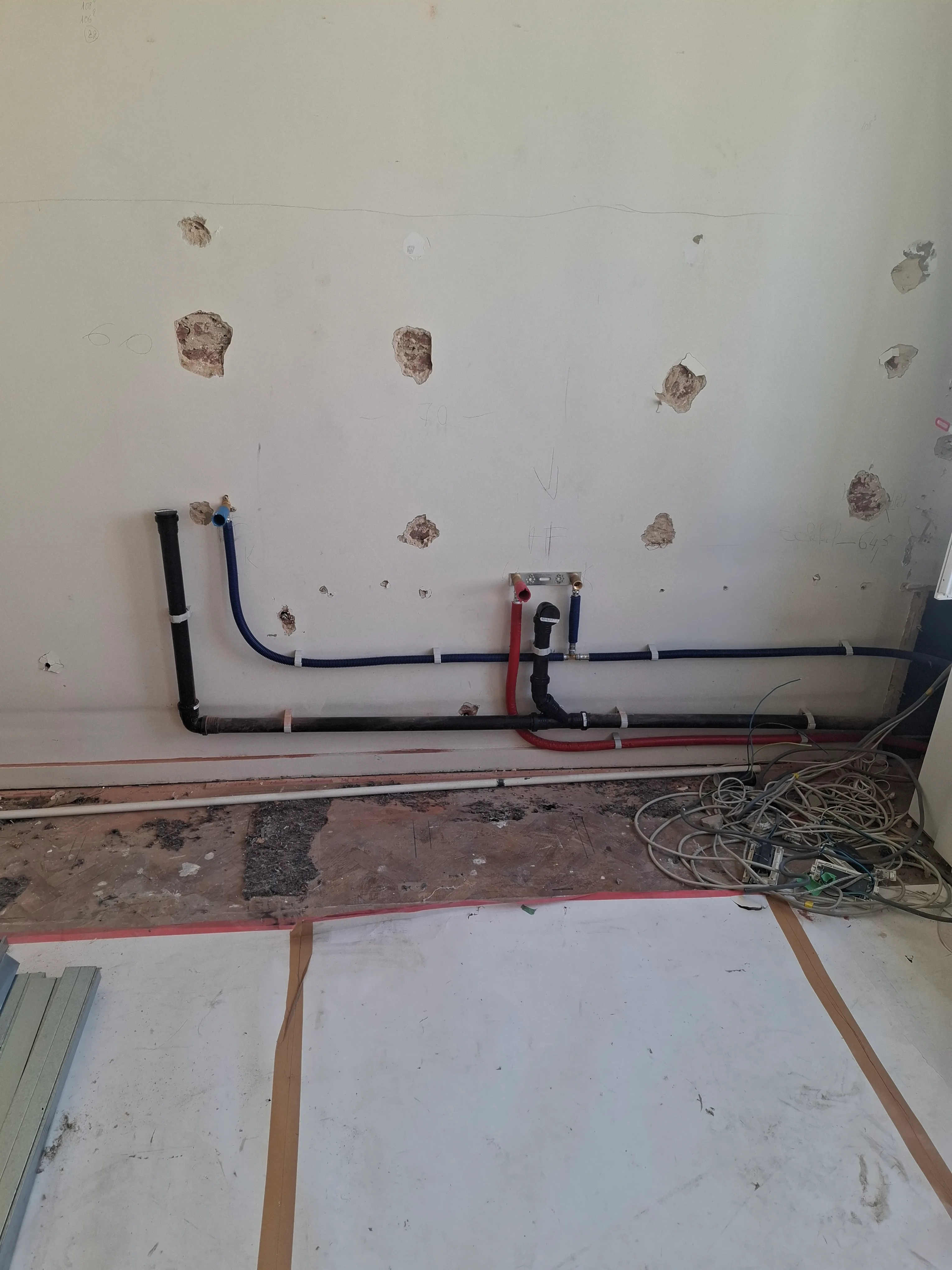 Aanleg van sanitaire leidingen voor een badkamerinstallatie