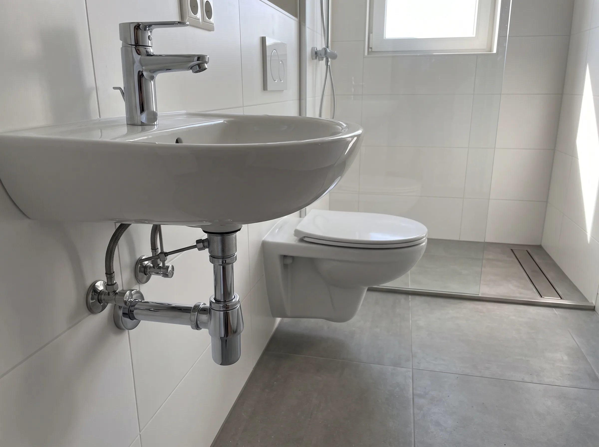 Moderne sanitaire installatie met wastafel en toilet in badkamer