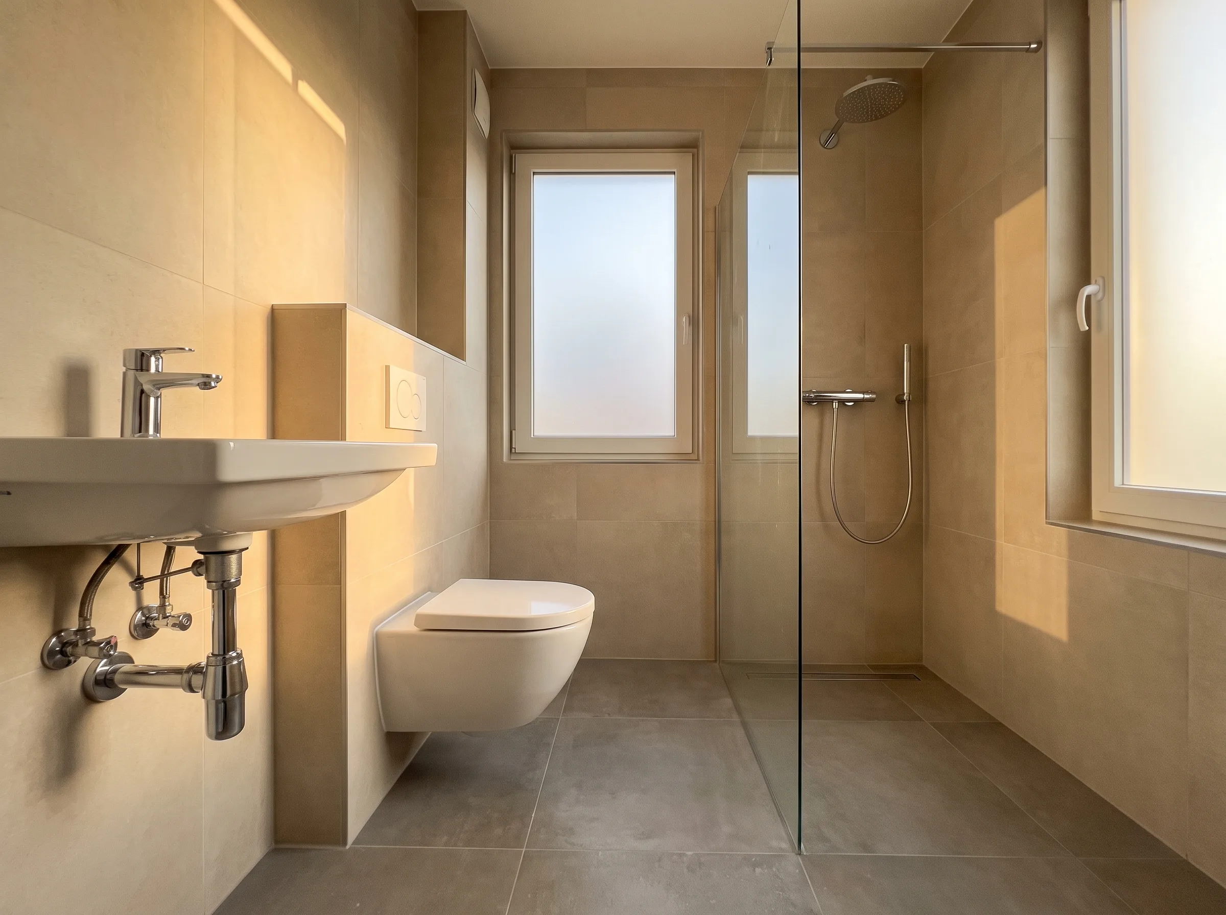 Moderne badkamer met inloopdouche en wastafelinstallatie