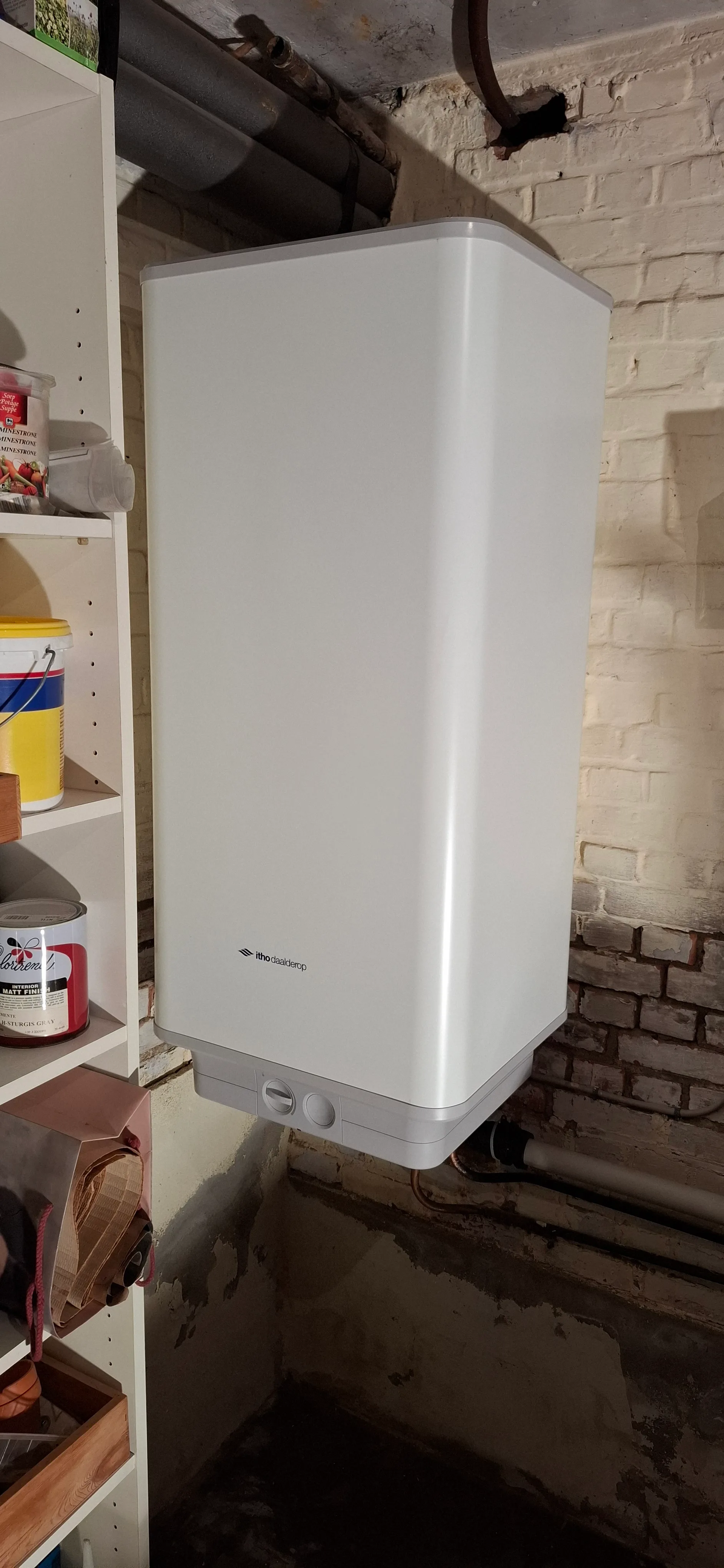 Een moderne boiler geïnstalleerd in een technische ruimte met witte muren