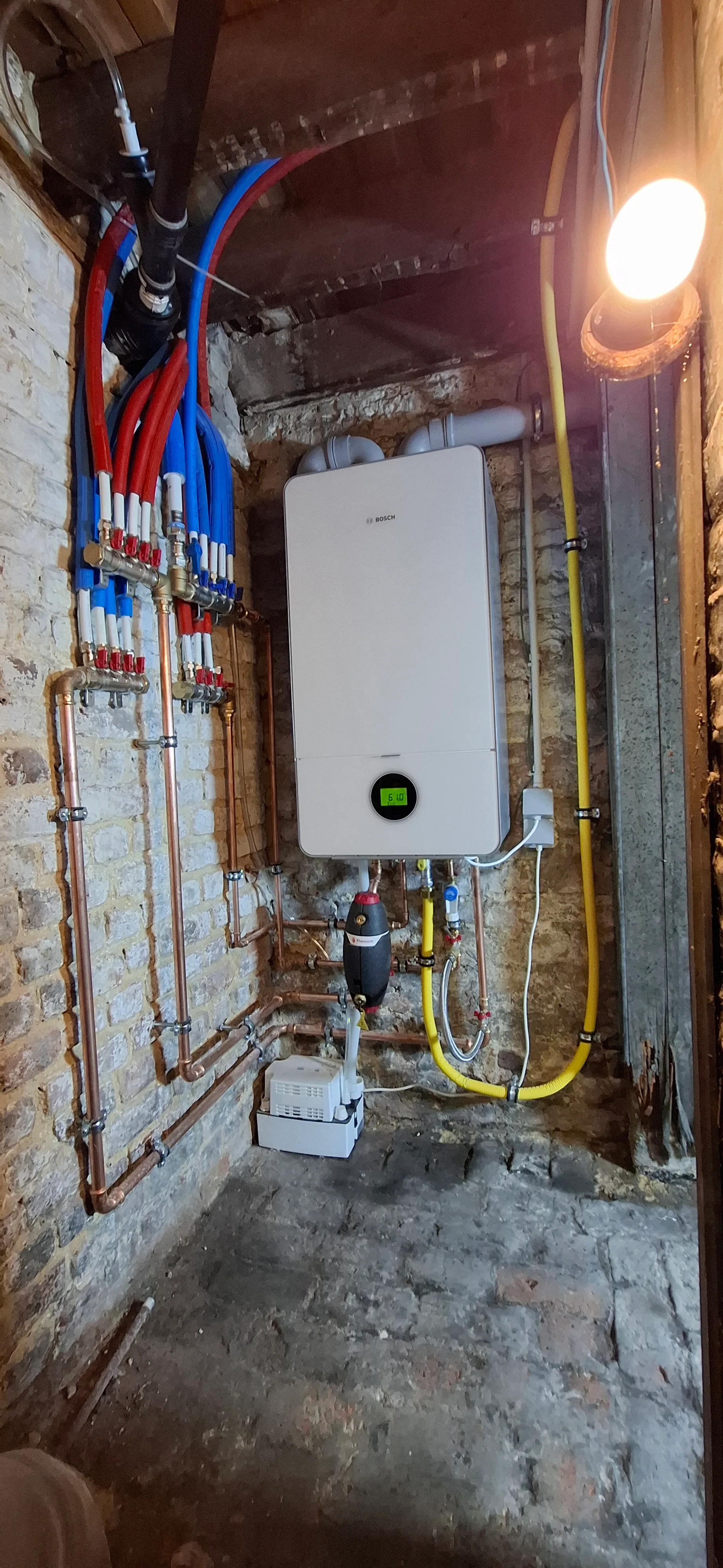 Installatie van een condensatieketel met gasleidingen en waterleidingen in een technische ruimte