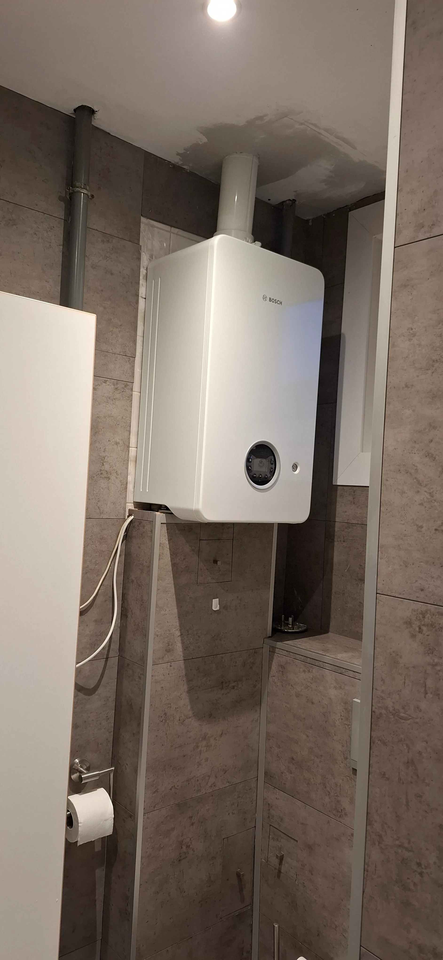 Nieuwe warmwaterboiler geïnstalleerd in moderne badkamer