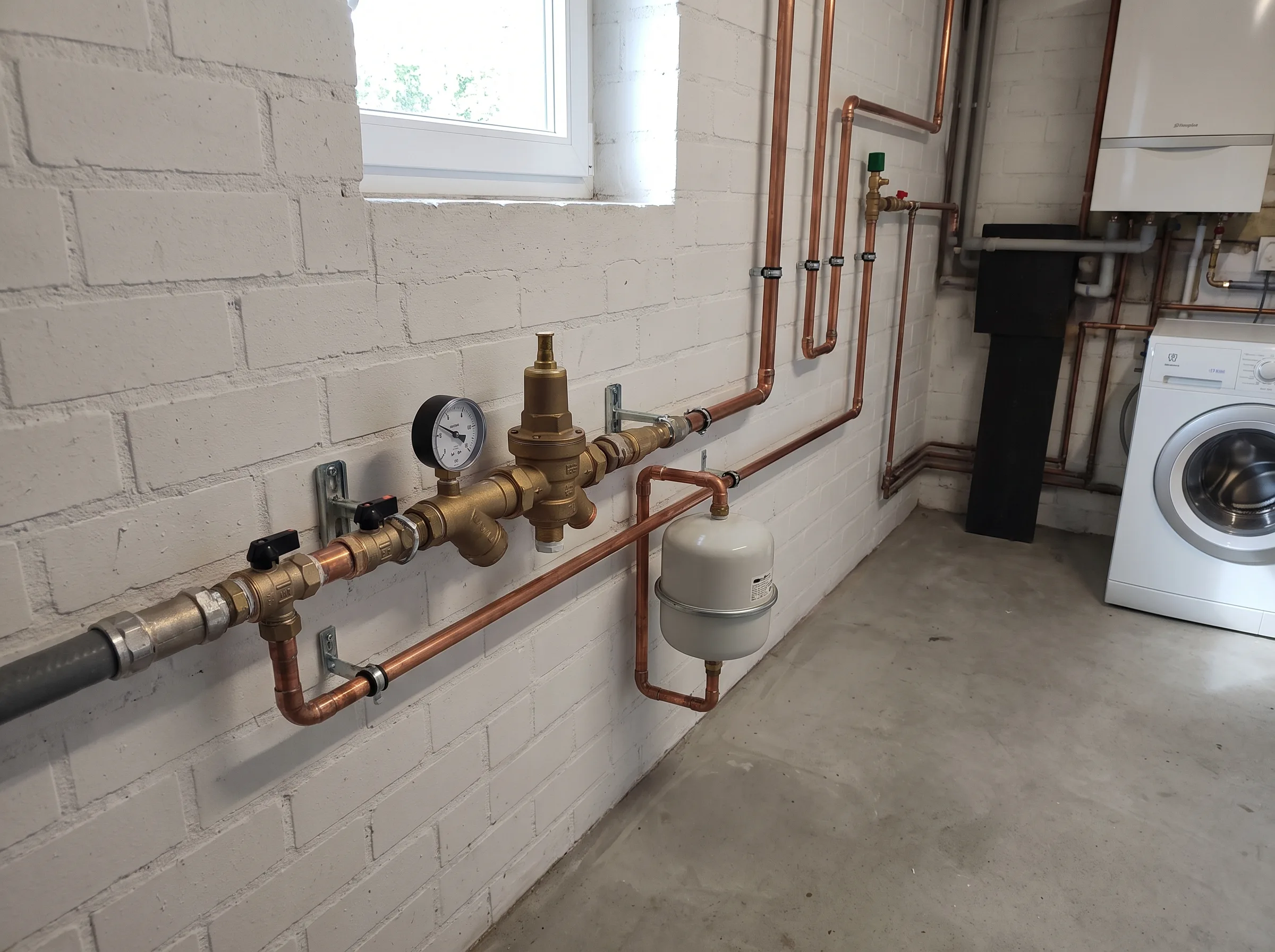 Gasleidingen en verwarmingsinstallatie in technische ruimte met drukregelaar