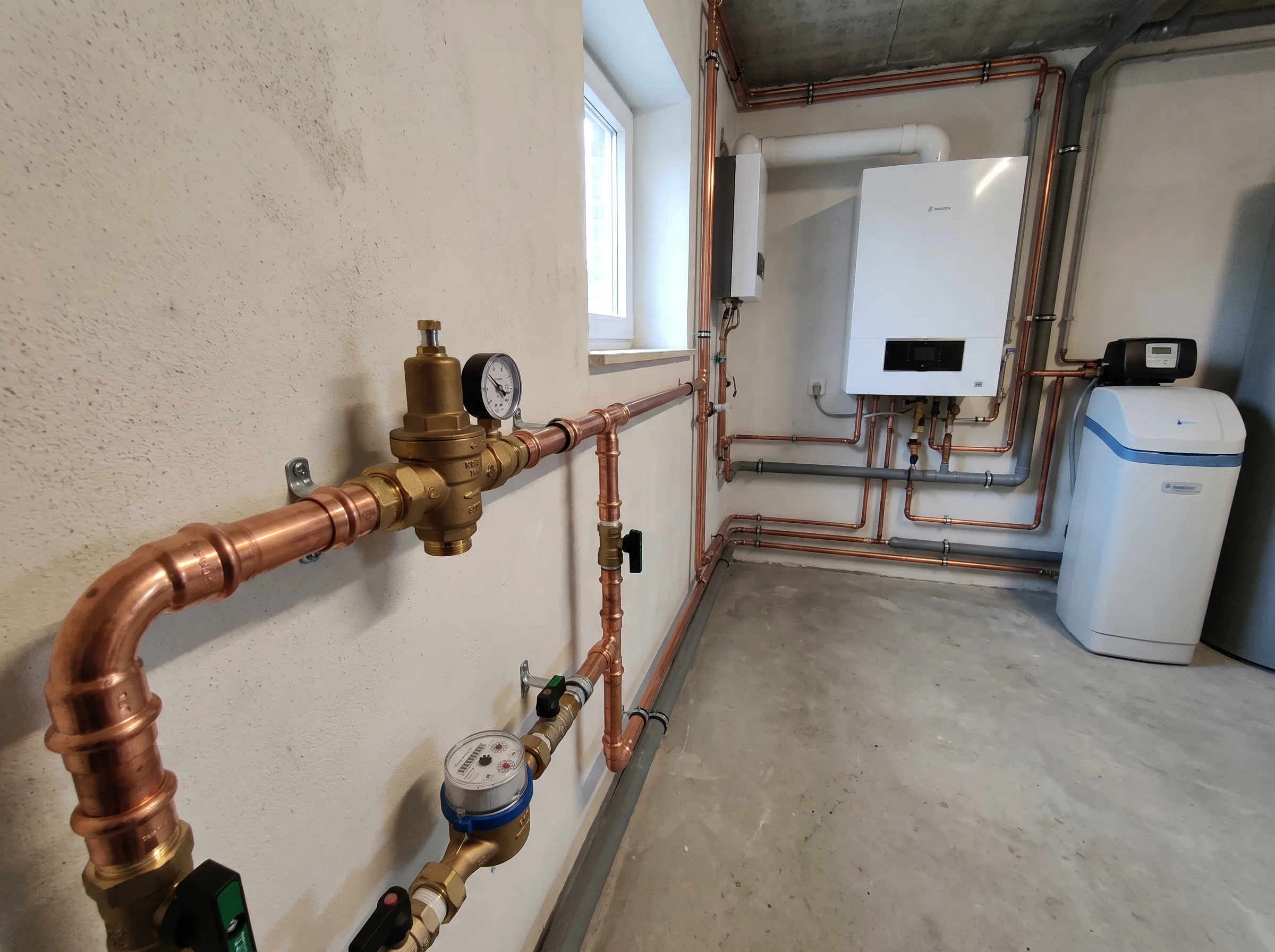 Installatie van waterleidingen en gasketel in technische ruimte