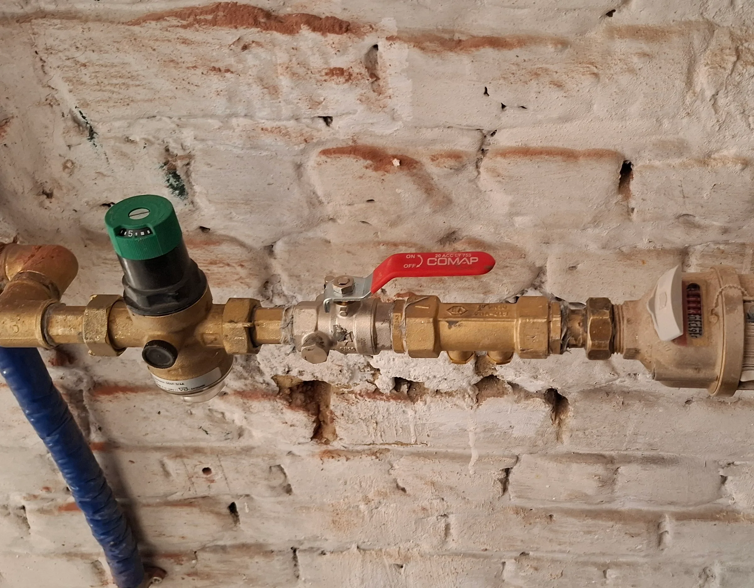 Installatie van een waterleiding met geregelde kraan en drukregelaar