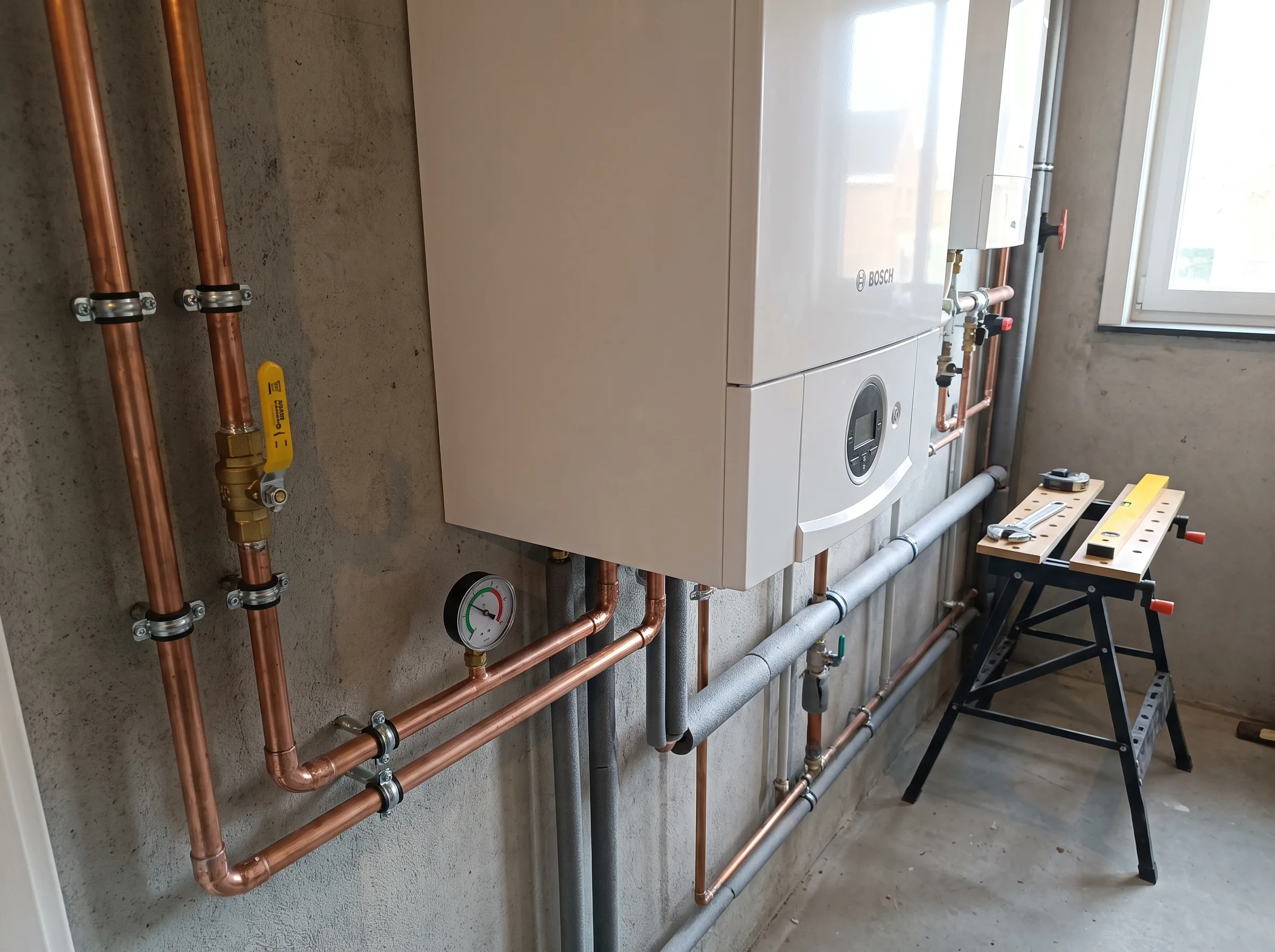 Installatie van verwarmingssystemen met gasleidingen en boilers in technische ruimte