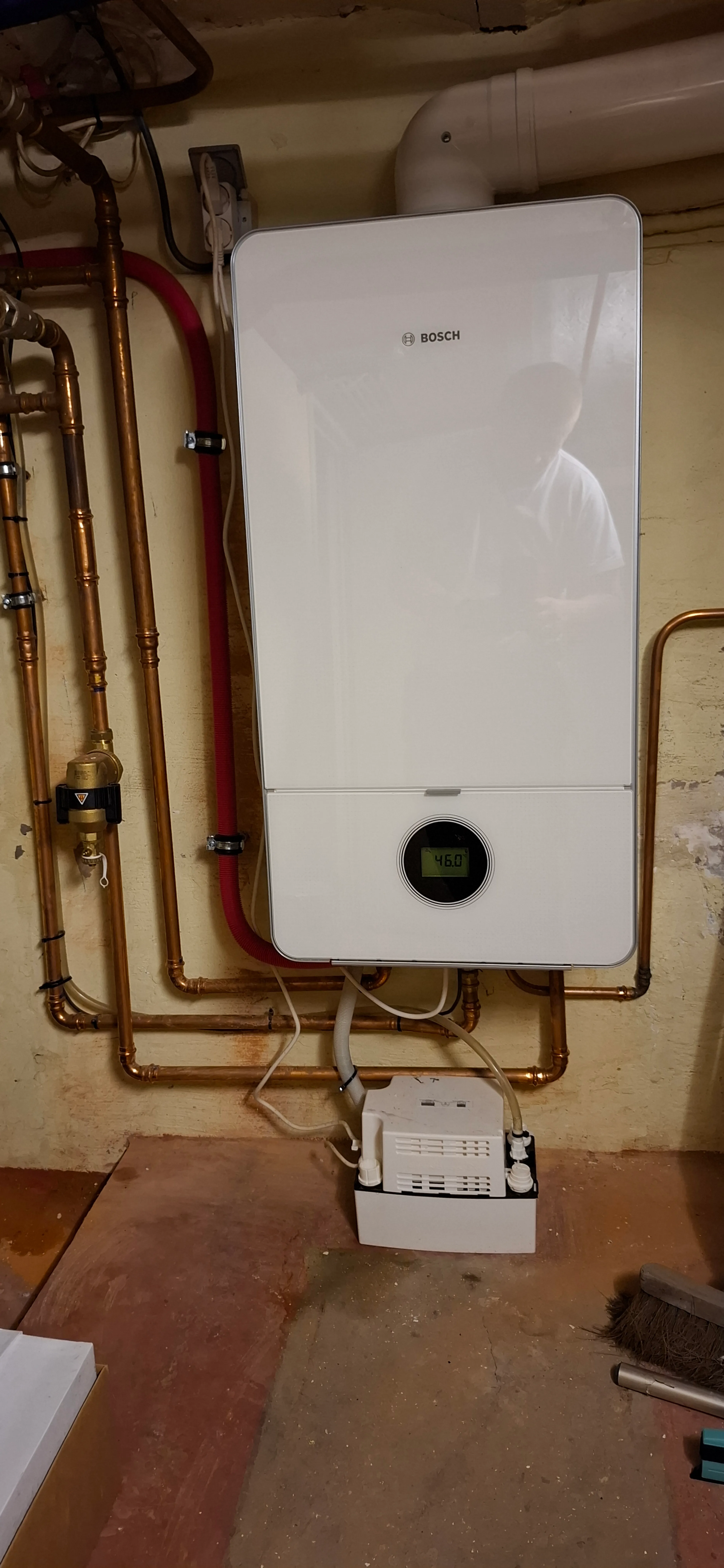 Nieuwe gasketel geïnstalleerd met aansluitingen in een technische ruimte