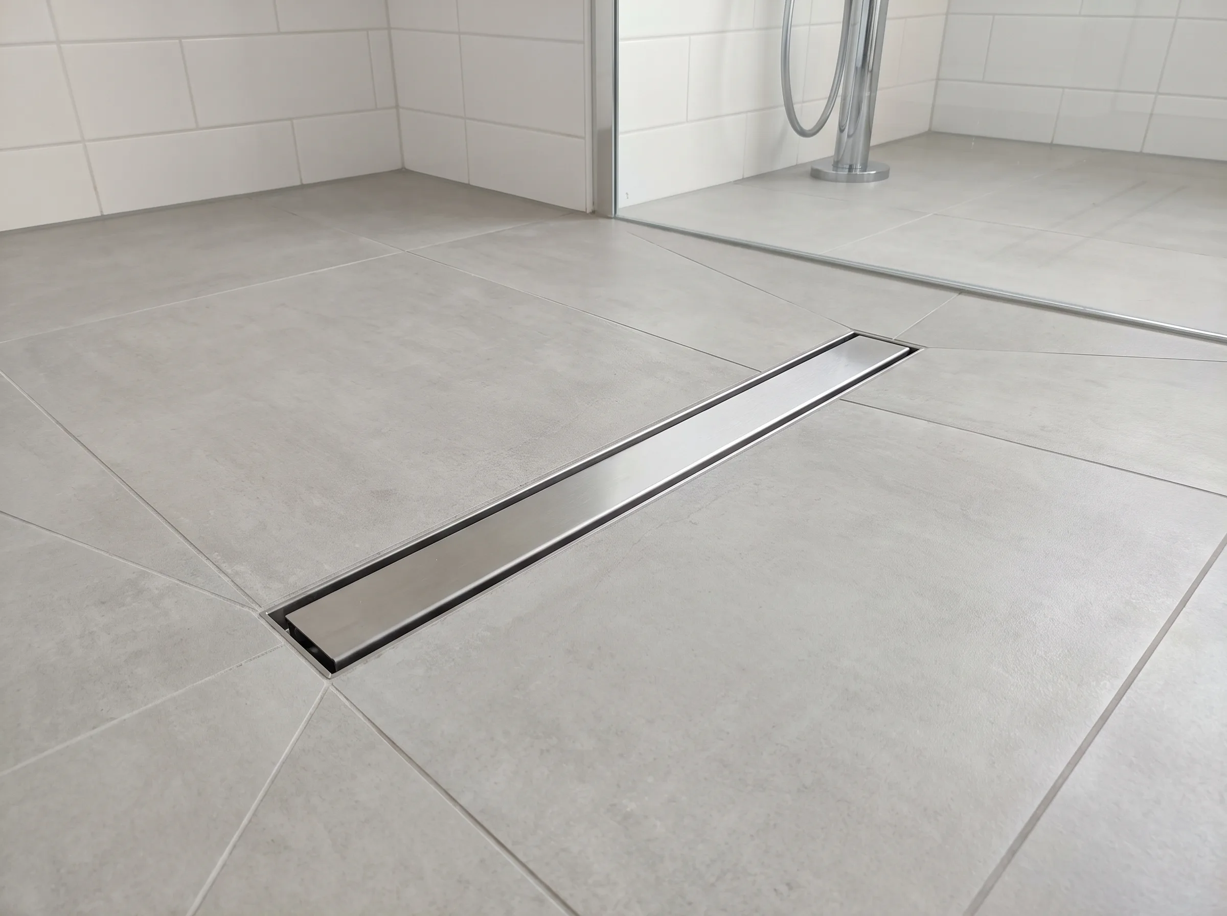 Inloopdouche afvoer in moderne badkamer met stijlvolle tegels
