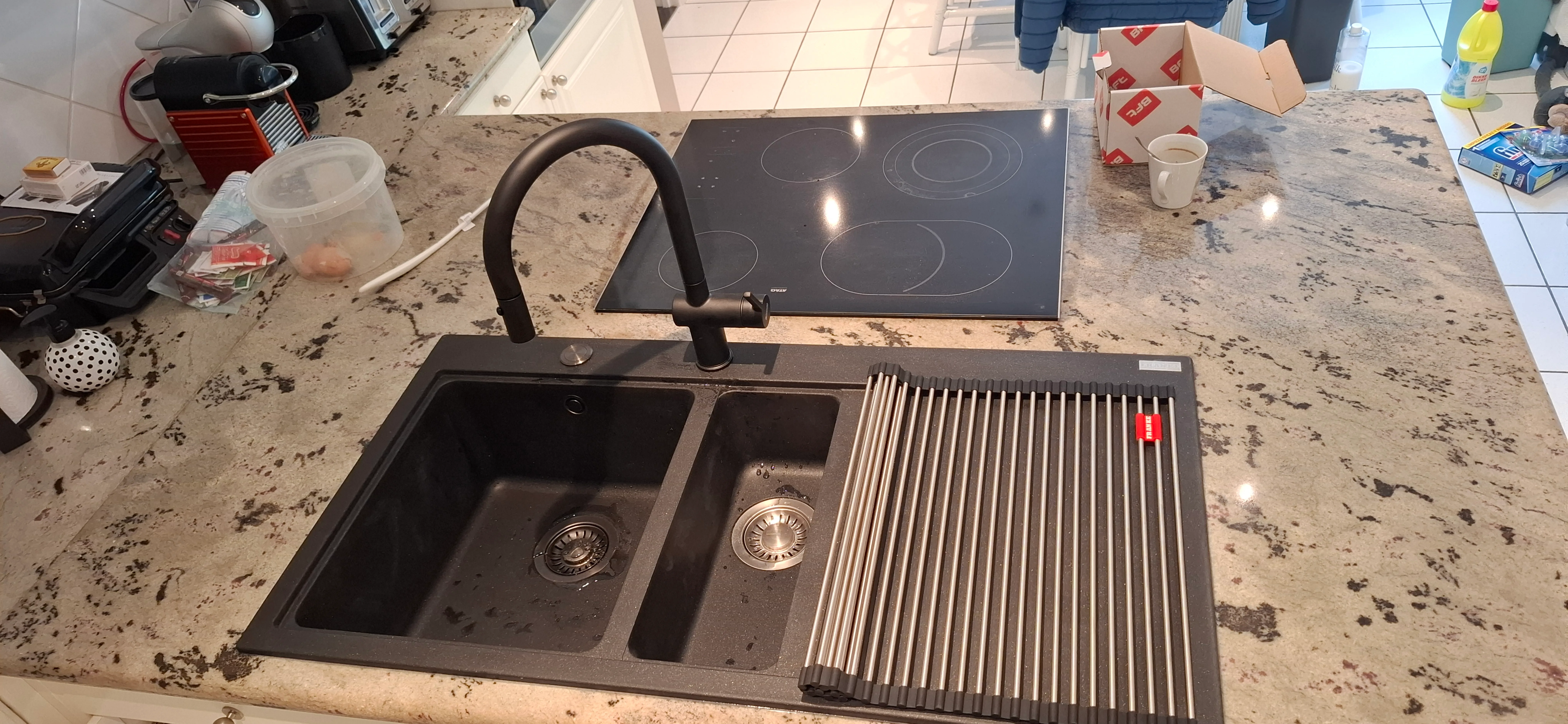 Nieuwe keuken met aanrecht, gootsteen en kookplaat installatie