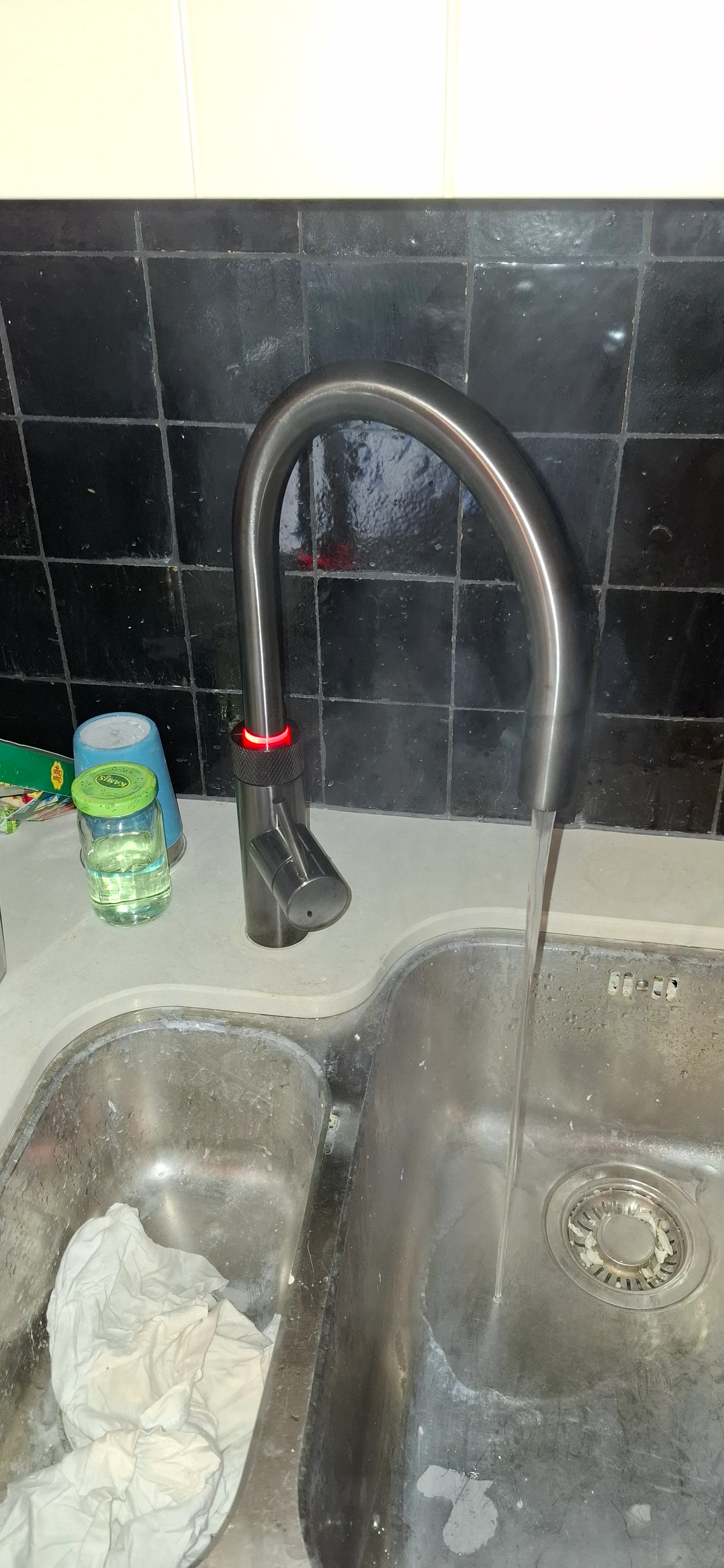 Modern keukenkraan met waterstraal in een gootsteen