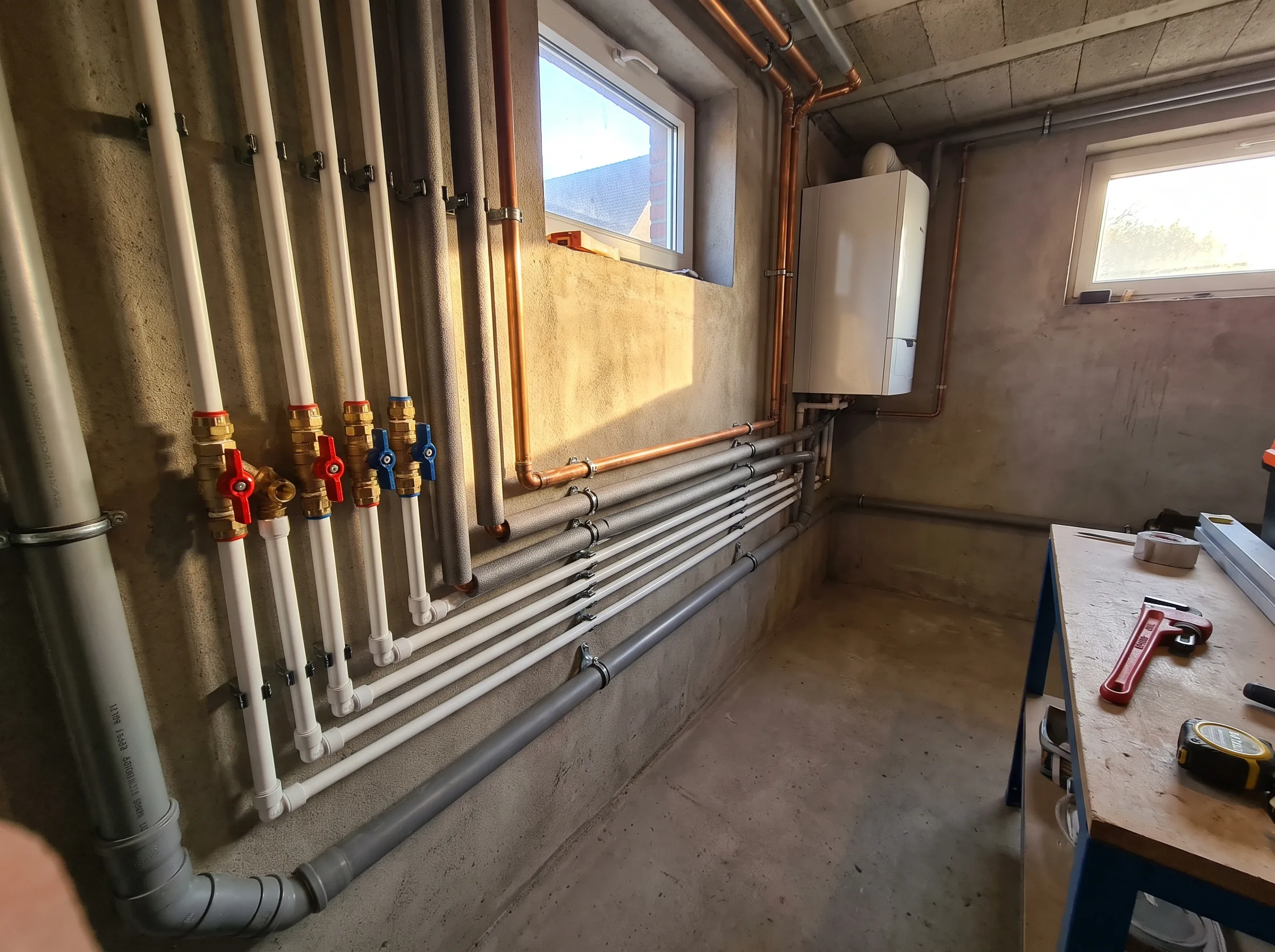 Technische ruimte met leidingwerk voor verwarming en sanitairinstallatie