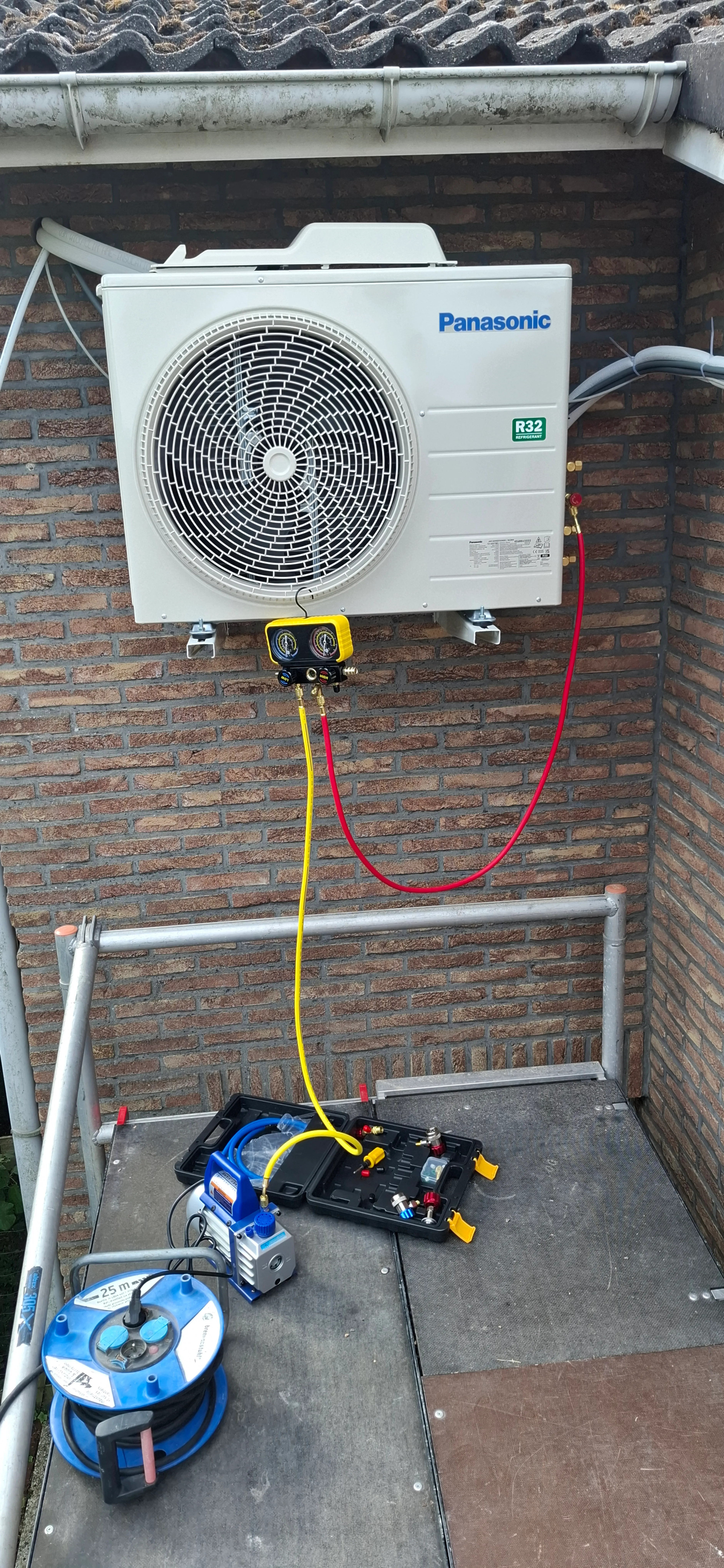 Buitenunit van een airconditioning met leidingen en gereedschap