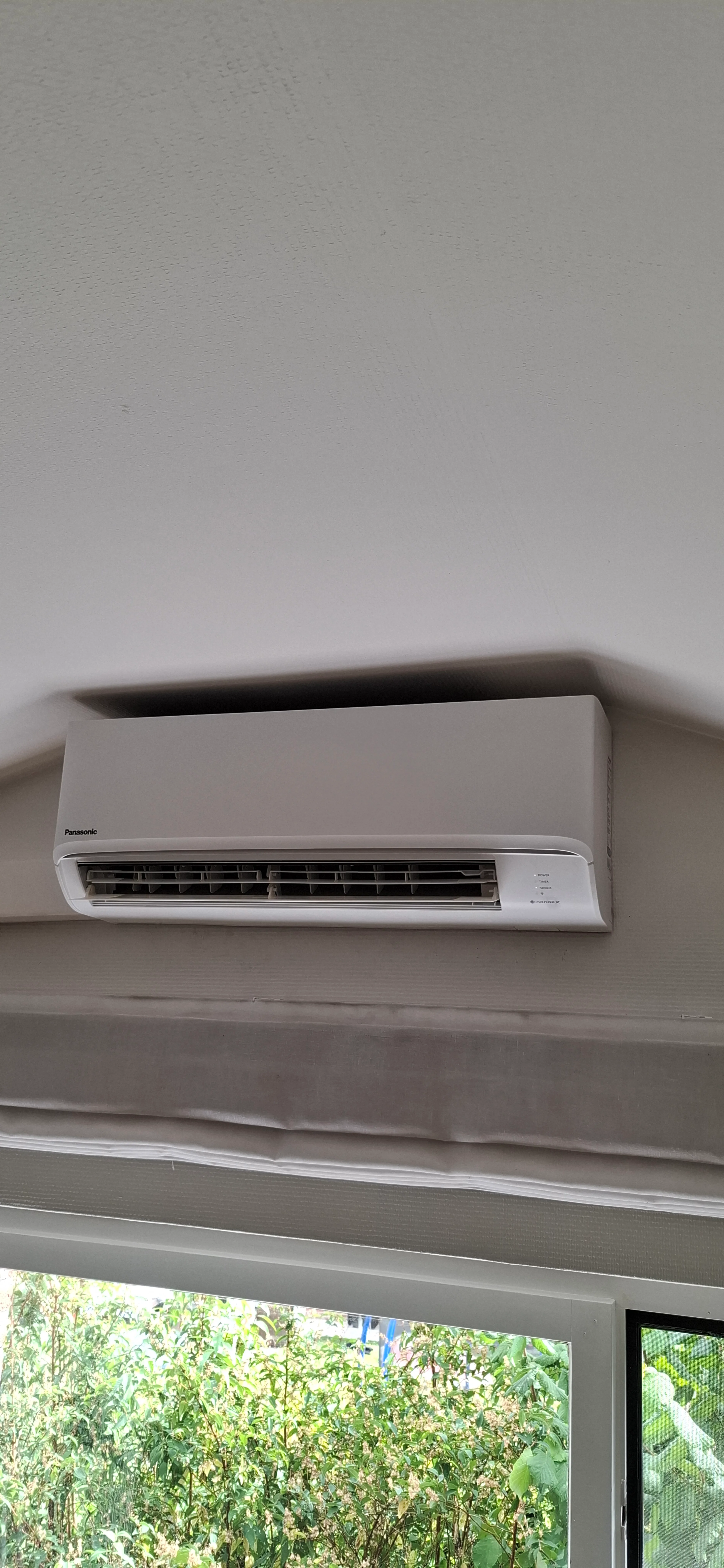 Split airco installatie aan het plafond in een interieur