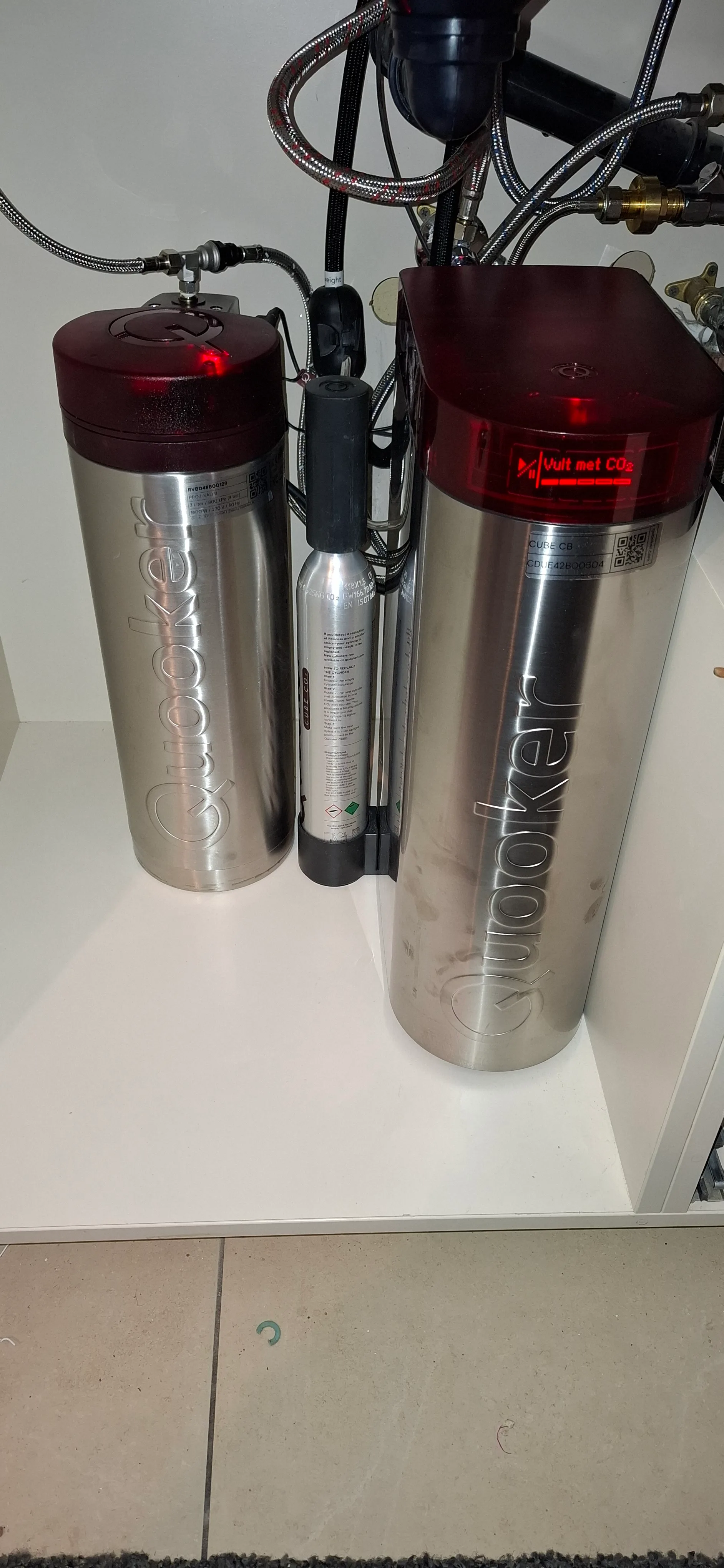 Quooker installatie met twee warmwaterboilers in een technische ruimte