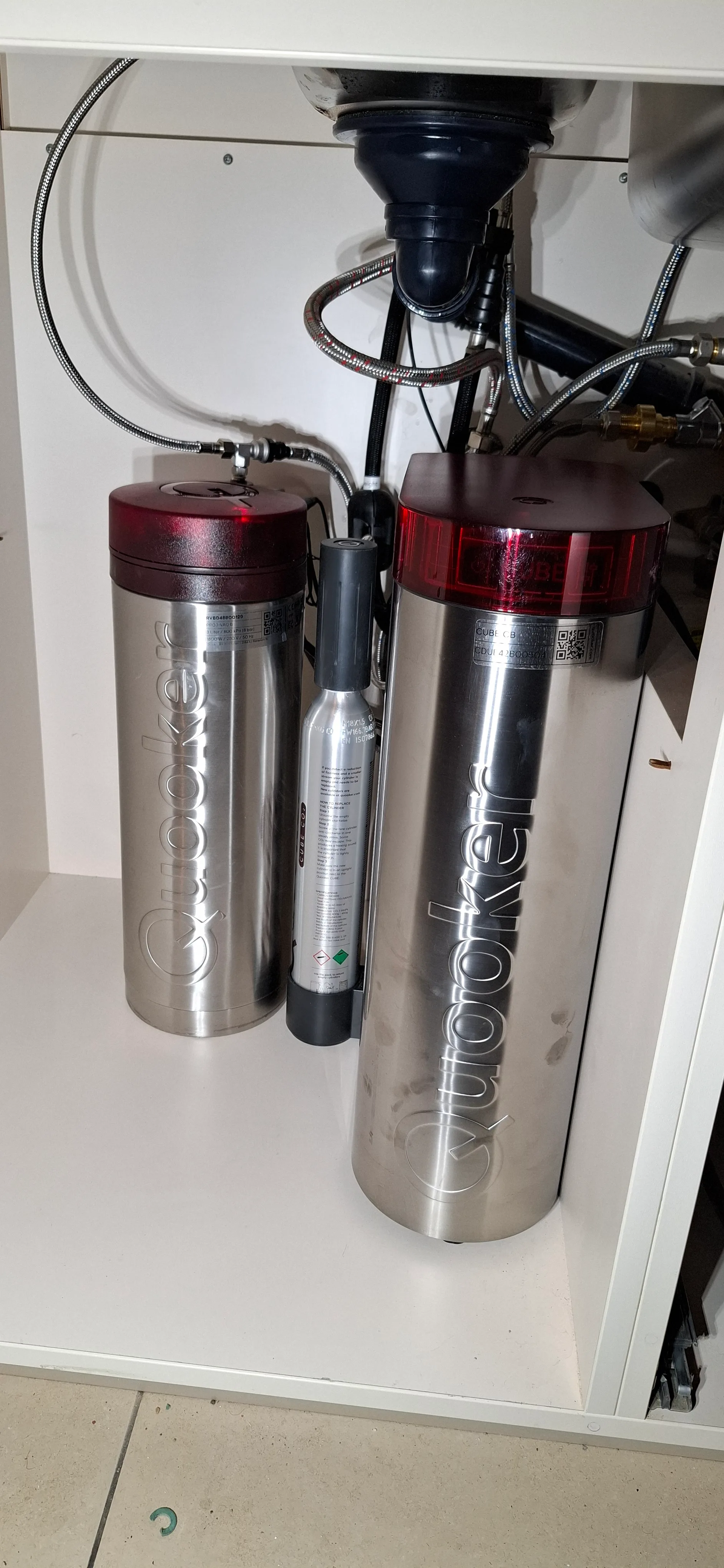 Quooker installeren onder de keukenaflevering met twee blauwe flessen