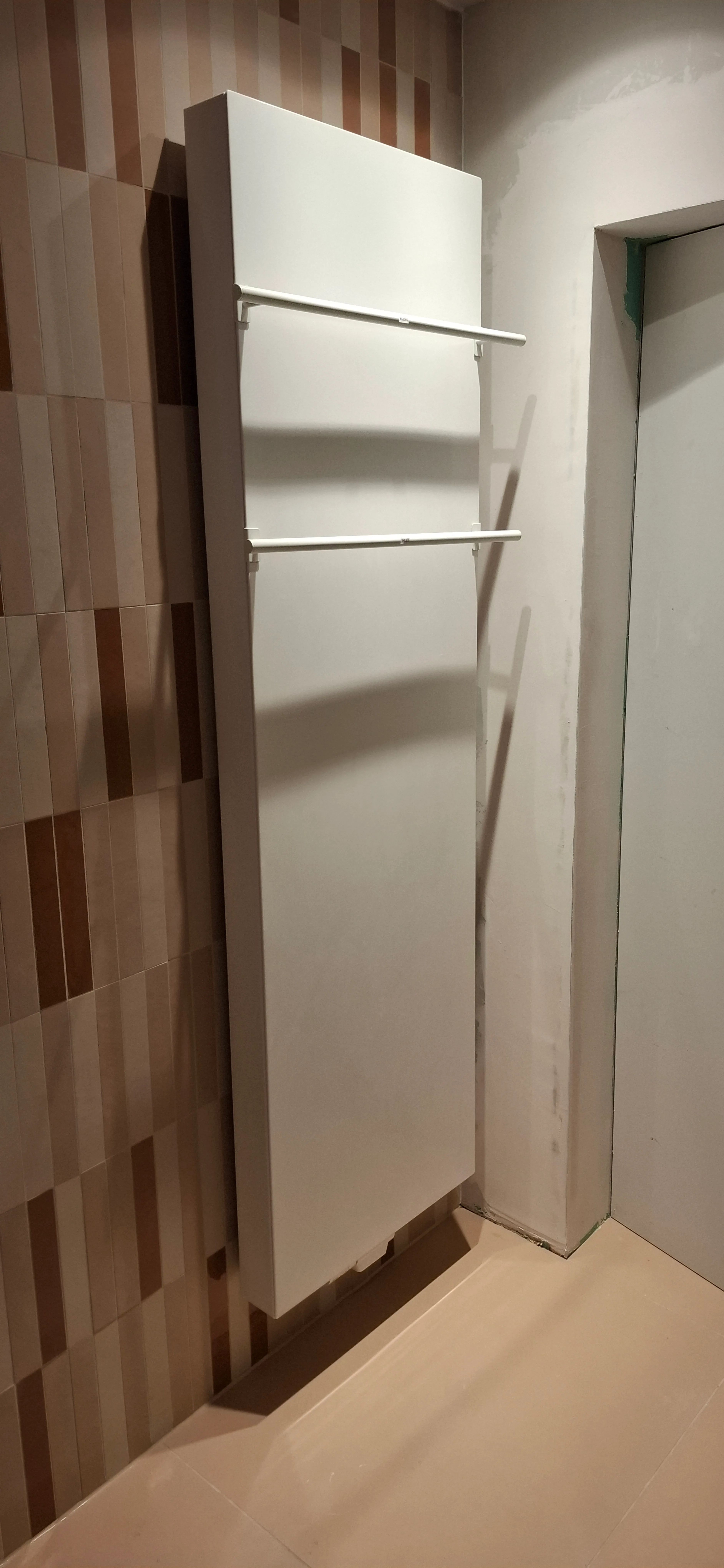 Witkast voor badkamer met twee planken aan de muur