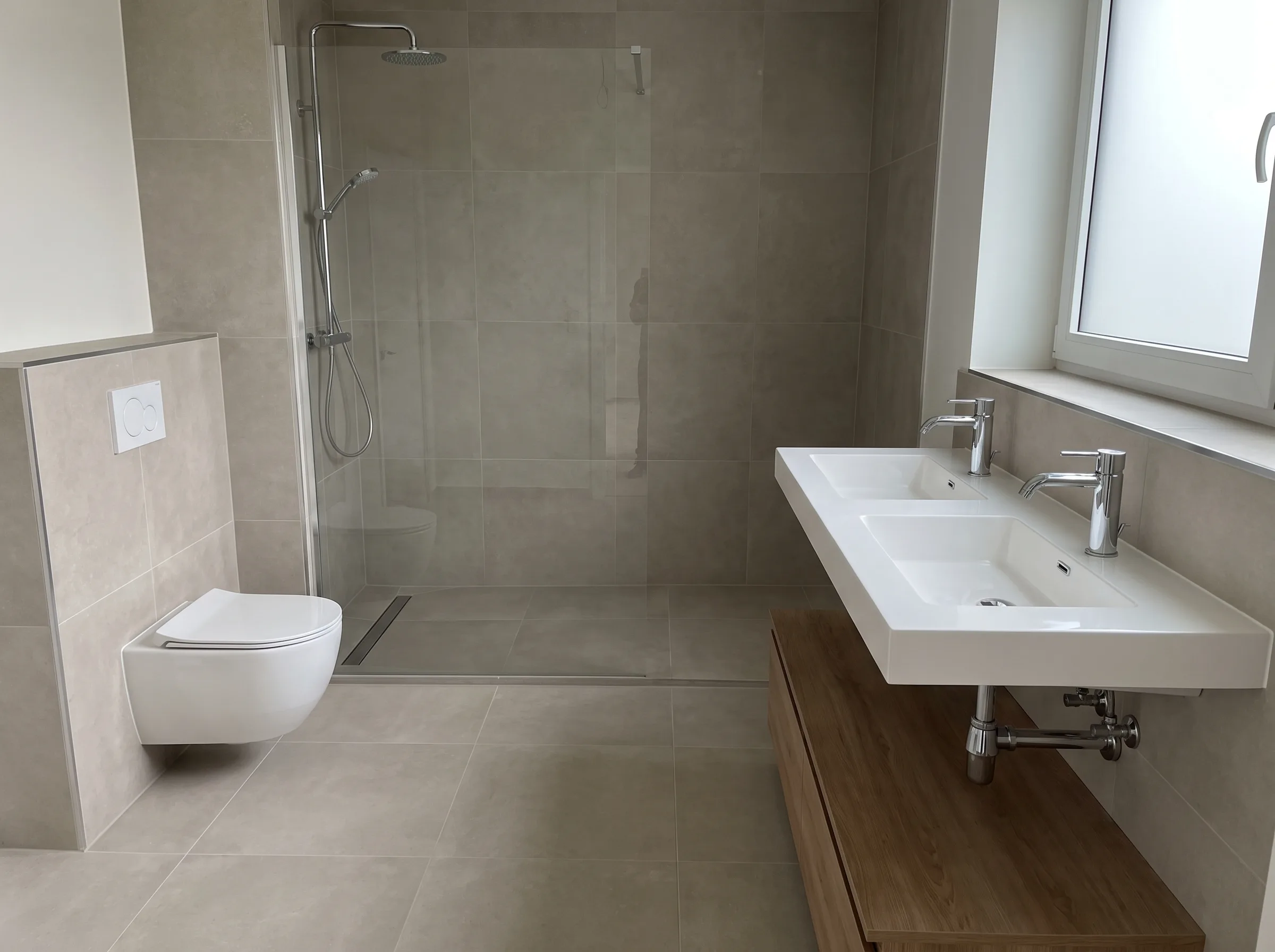 Moderne badkamer met inloopdouche en wastafel
