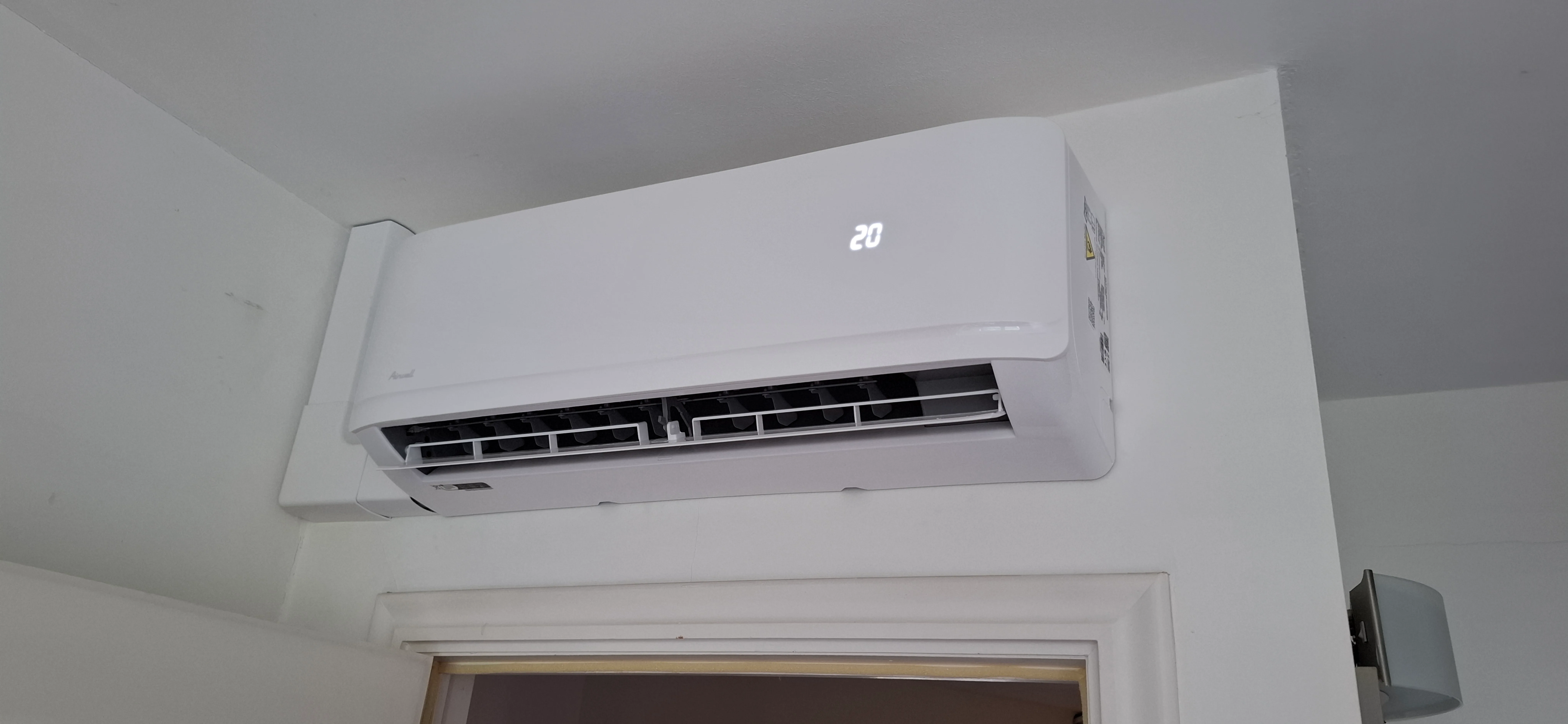 Airco installatie in een lichte kamer met een witte wand