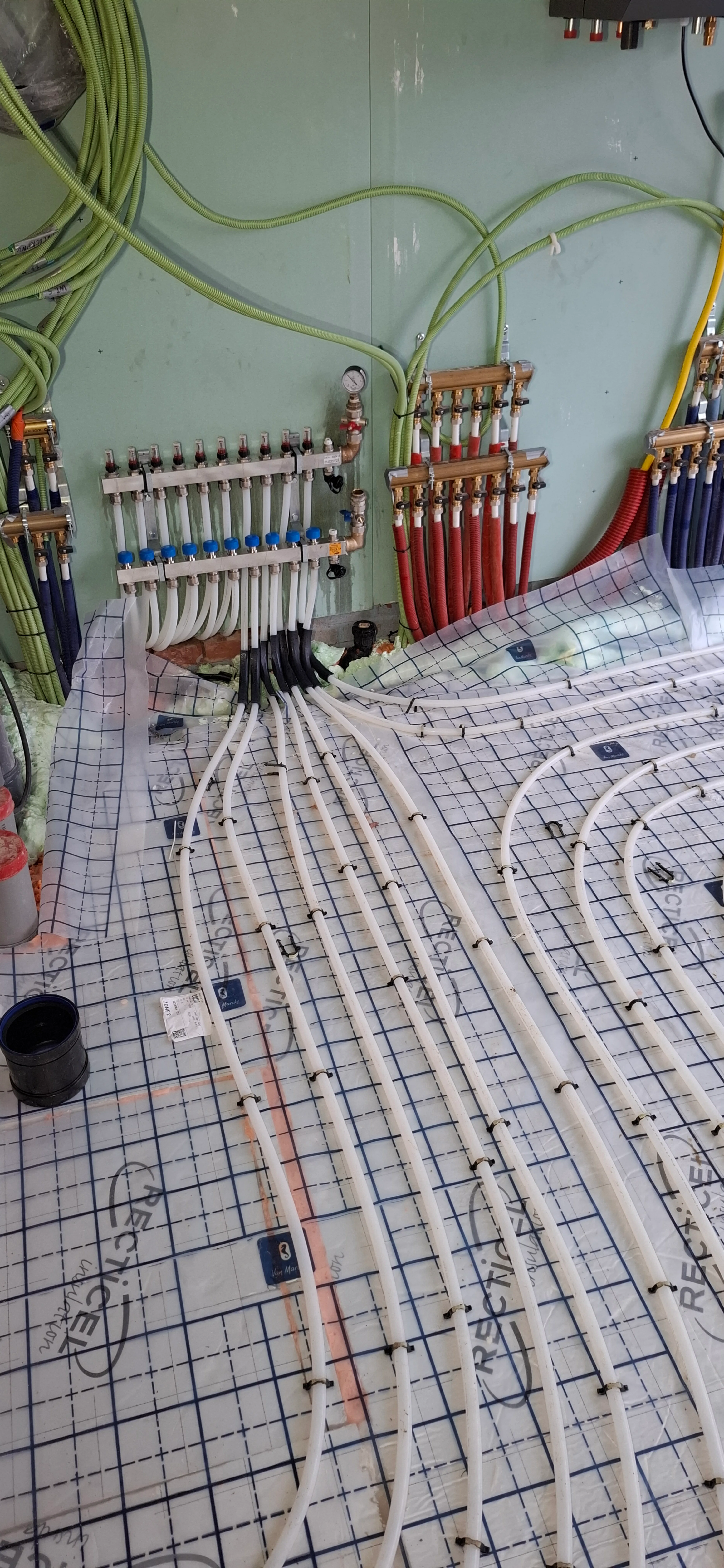 Installatie van vloerverwarming met leidingen op de vloer