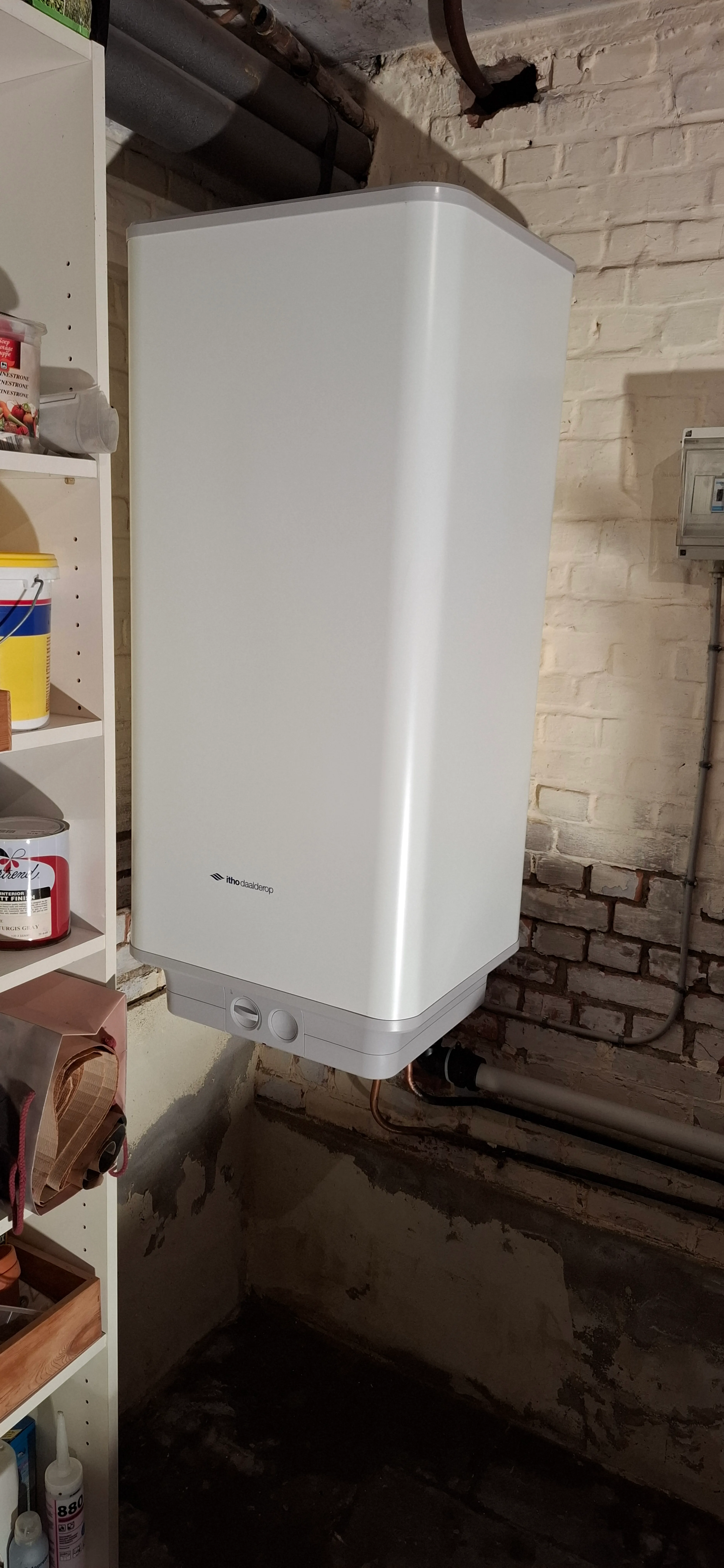 Nieuwe warmwaterboiler geïnstalleerd in een technische ruimte
