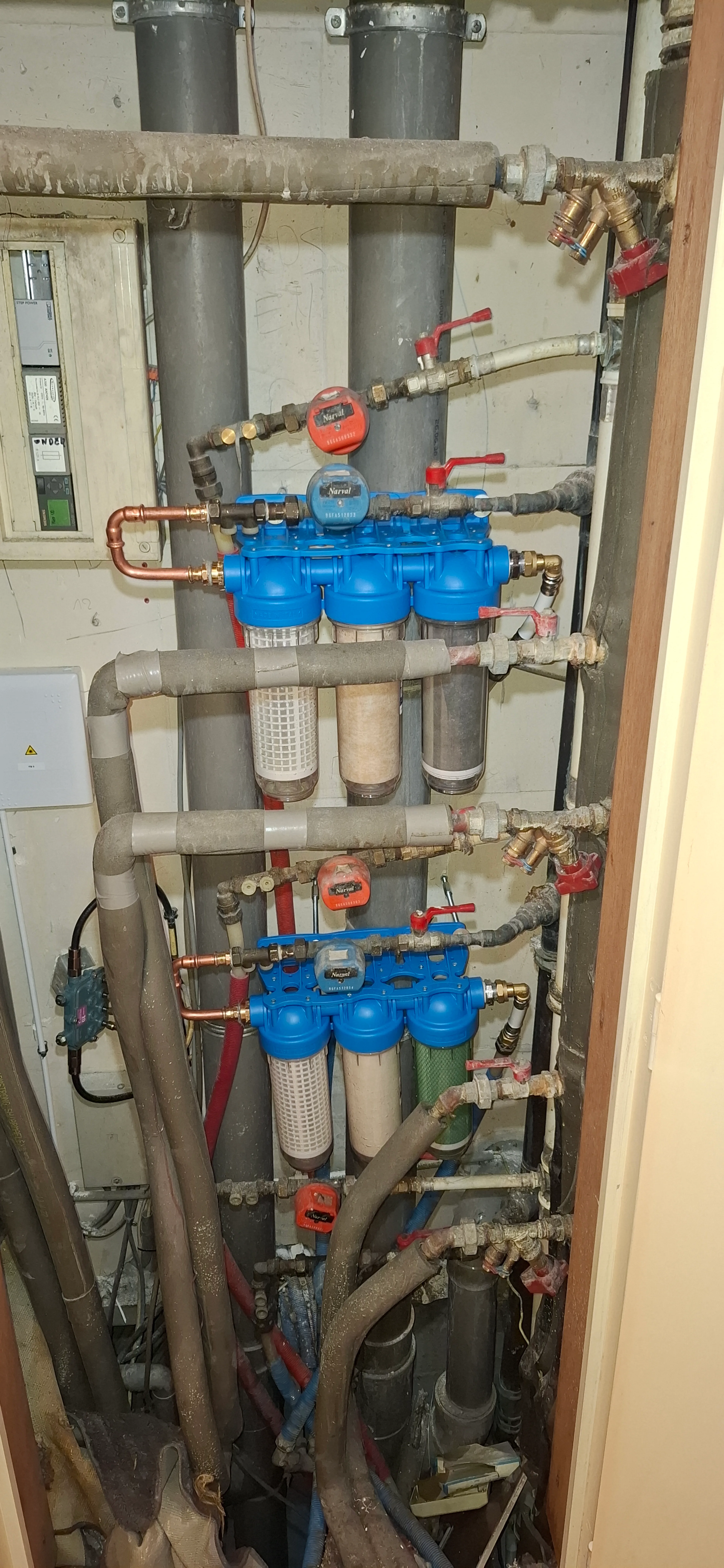 Installatie van waterleidingen met filters en kleppen in technische ruimte