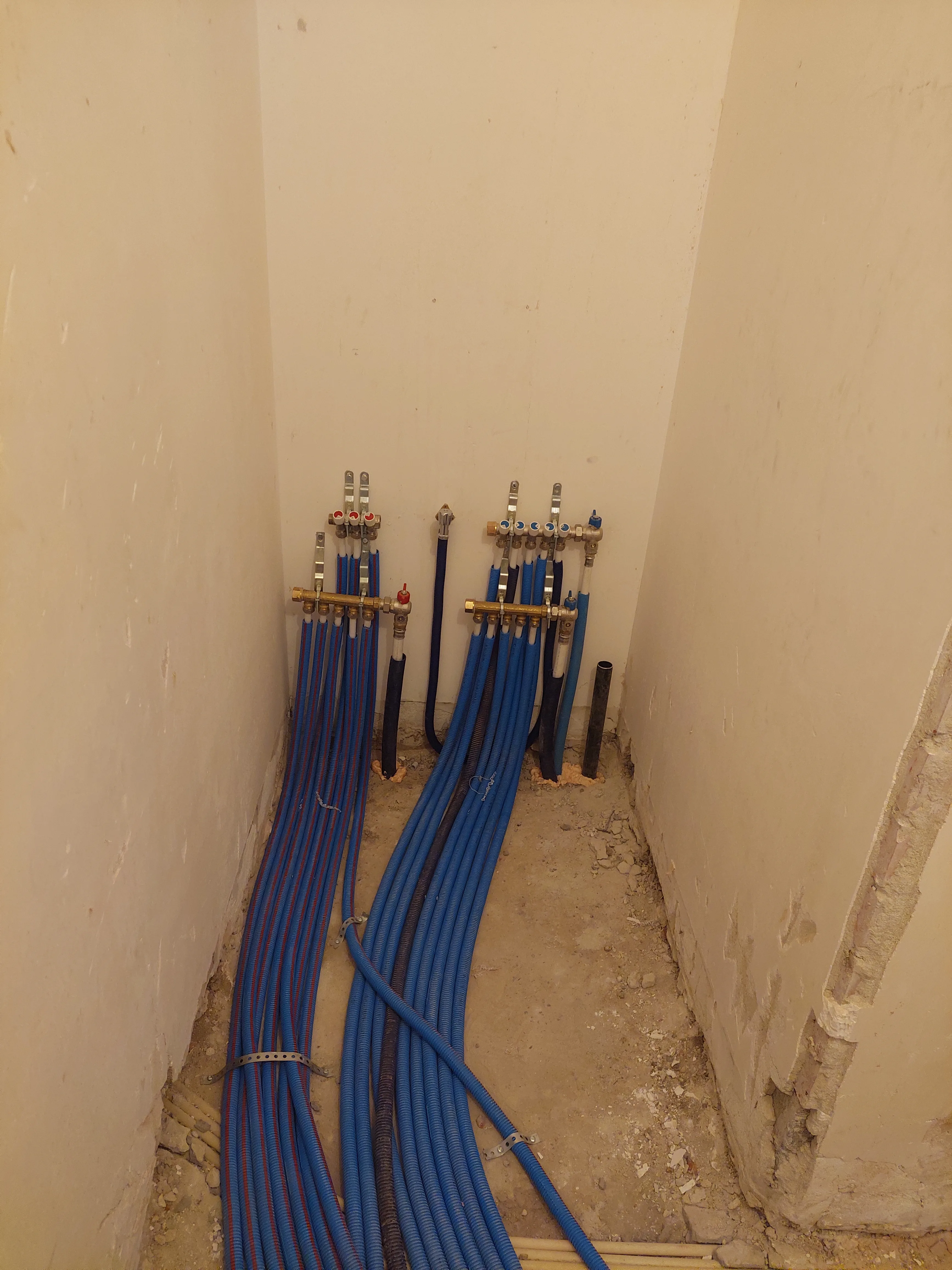 Installatie van waterleidingen en afvoerleidingen in een technische ruimte