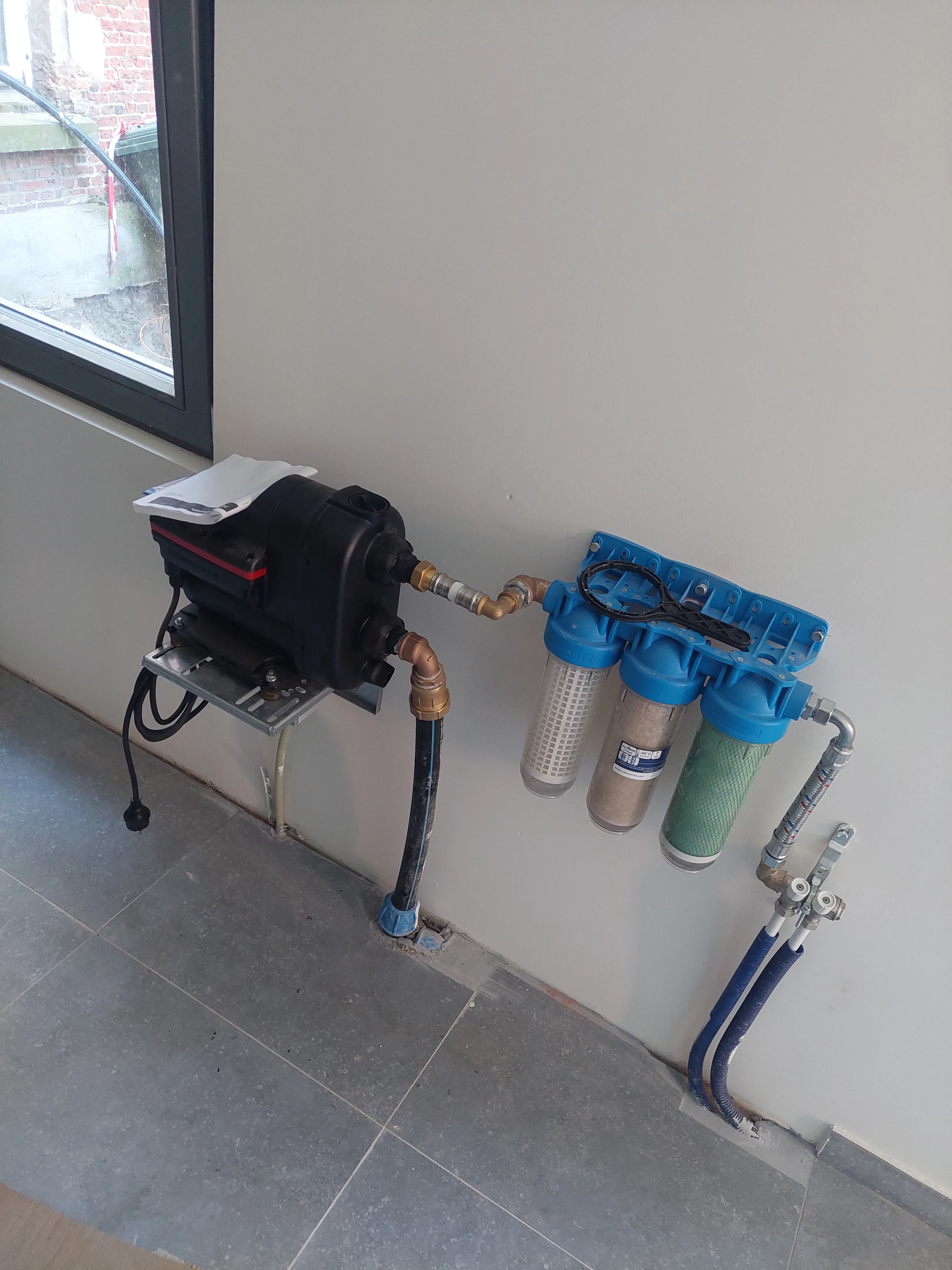 Waterfilter installatie met leidingen en pompen aan de muur